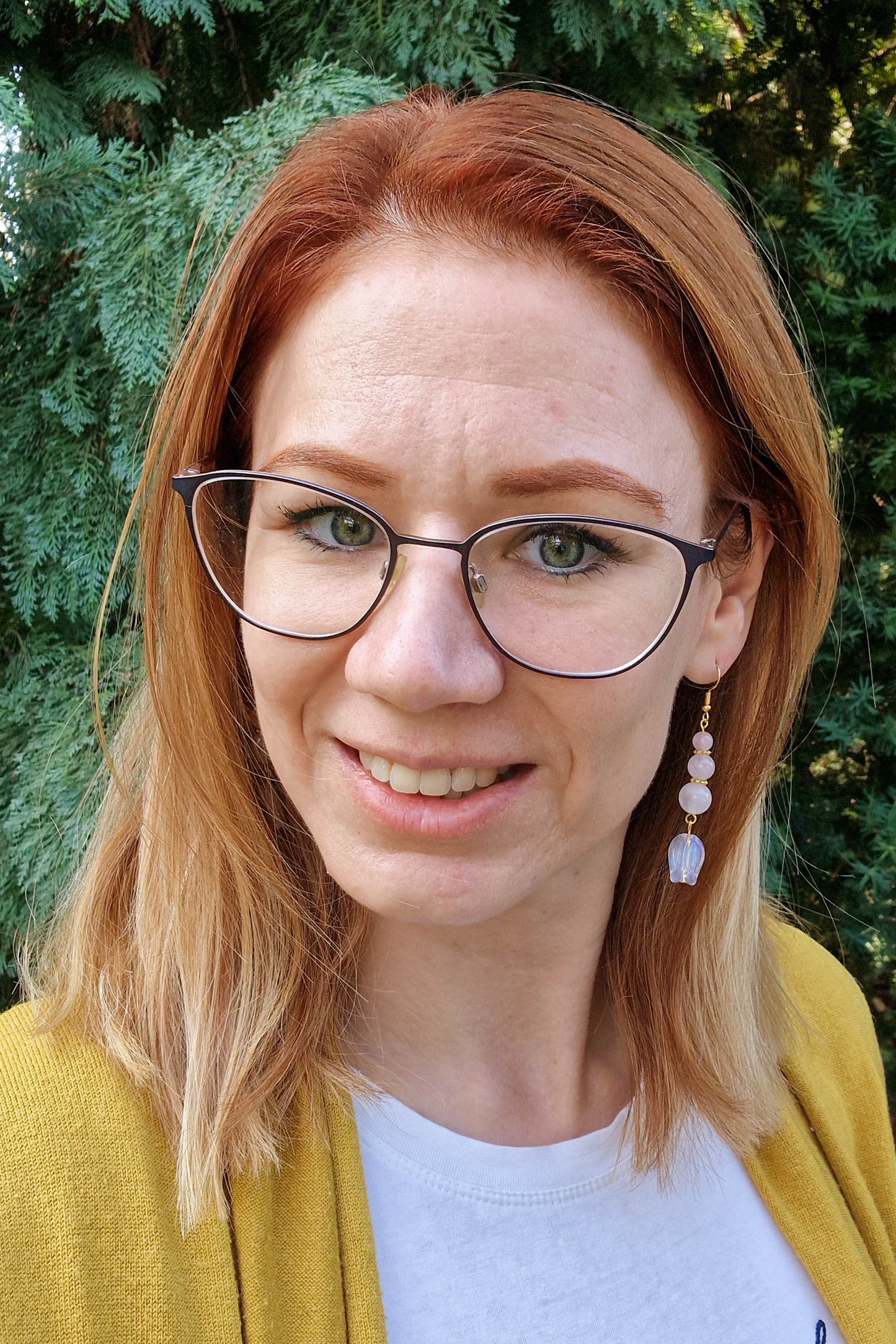 „Rózsakvarc és tulipán alakú fülbevaló arany akasztón, kézzel készült nőies ékszer természetes kövekkel.”