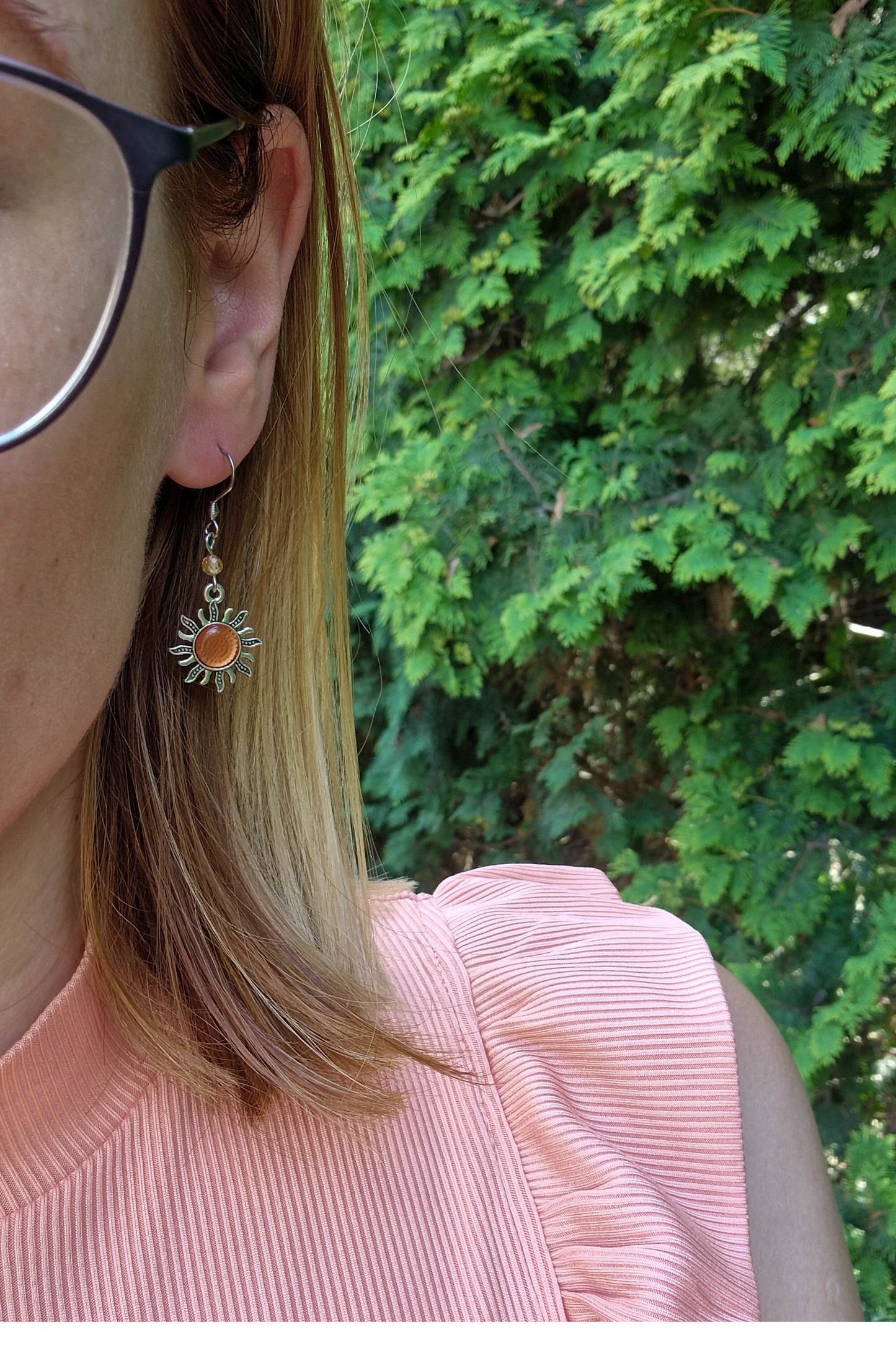 Narancs napocskás fülbevaló, a fülbevaló hossza kb 2,5 cm, nikkelmentes, így az arra érzékenyek is viselhetik