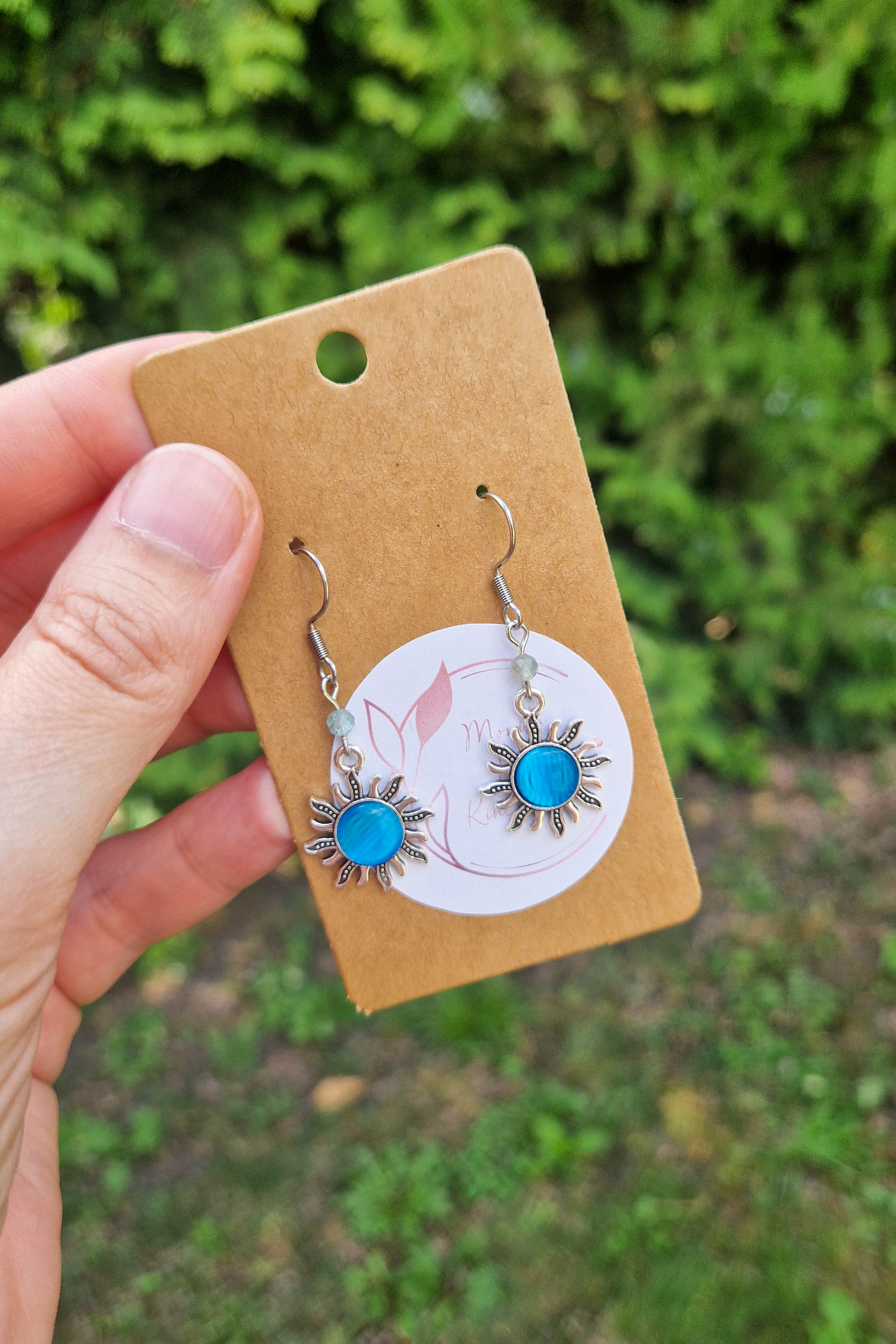 Kék napocskás fülbevaló, a fülbevaló hossza kb 2,5 cm, nikkelmentes, így az arra érzékenyek is viselhetik