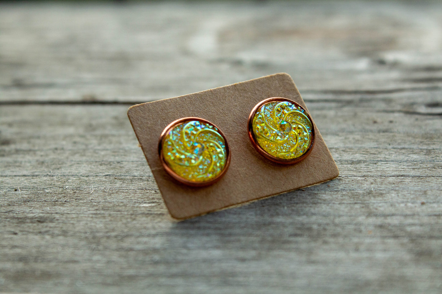 cabochon, kaboson fülbevaló, kézműves, kézzel készült, vásárolj hazait, Mónika Lilla Kincsestára, 12 mm, rendelhető rosegold vagy ezüst színű alappal, sárga fánk druzi