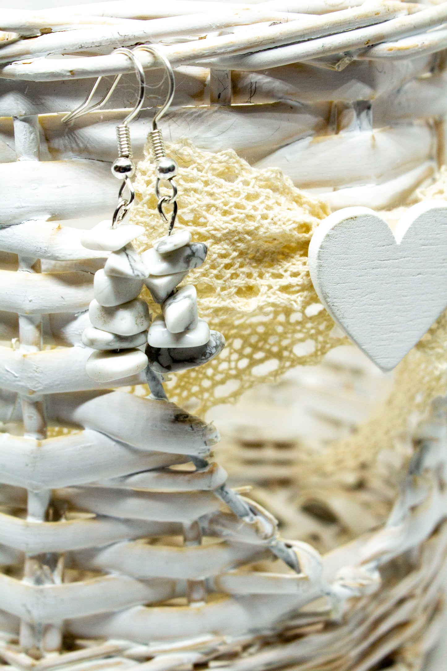 napkő, szemcse fülbevaló, bordó, kézműves, kézzel készült, ásvány, ásványékszer, ékszer, ékszer készítés, vásárolj hazait, Mónika Lilla Kincsestára, howlit