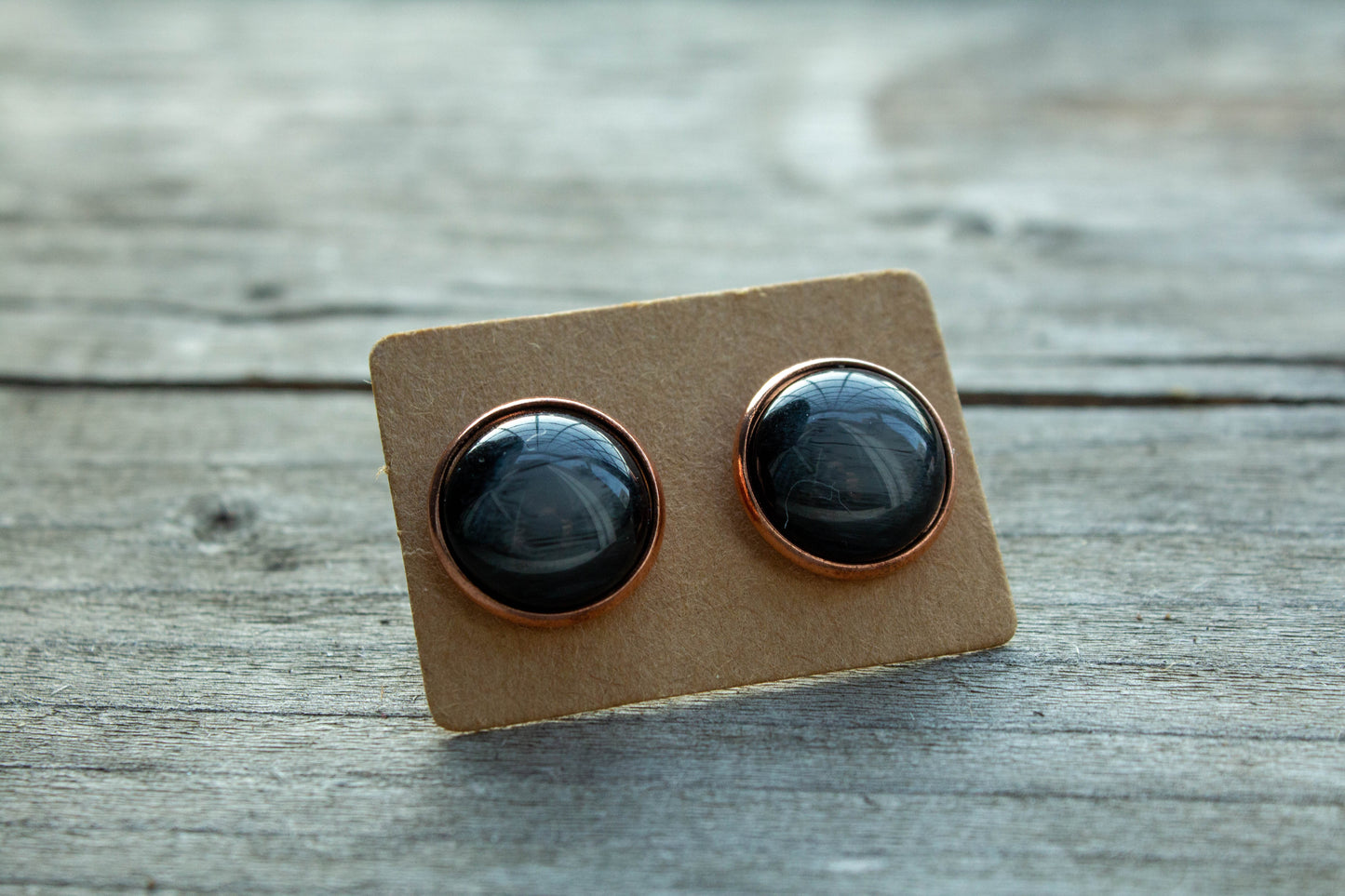 12 mm-es fekete-szürke cabochon kaboson fülbevaló, választható rosegold vagy ezüst színű alappal, kézműves termék, kézzel készült, vásárolj hazait, Mónika Lilla Kincsestára
