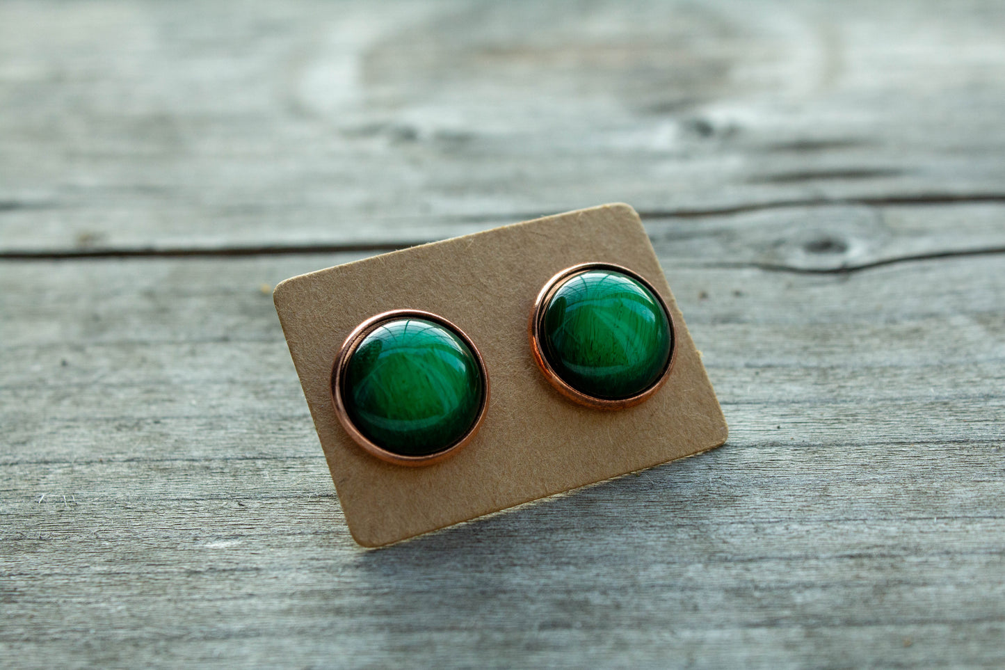 fekete-zöld, 12 mm-es cabochon kaboson fülbevaló, rendelhető rosegold vagy ezüst színű alappal, vásárolj hazait, kézműves ékszer, kézzel készült, Mónika Lilla Kincsestára