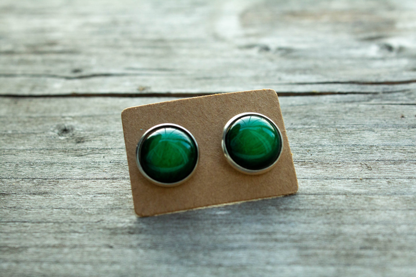fekete-zöld, 12 mm-es cabochon kaboson fülbevaló, rendelhető rosegold vagy ezüst színű alappal, vásárolj hazait, kézműves ékszer, kézzel készült, Mónika Lilla Kincsestára