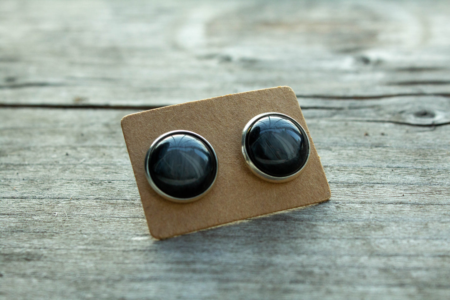 12 mm-es fekete-szürke cabochon kaboson fülbevaló, ezüst színű alapon, kézműves termék, kézzel készült, vásárolj hazait, Mónika Lilla Kincsestára