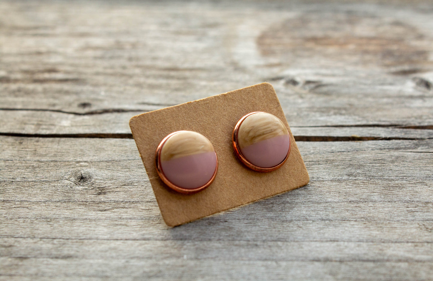 fa hatású cabochon / kaboson fülbevaló, félig rózsaszín színnel, kézműves ékszer, kézzel készült, vásárolj hazait, 12 mm-es alapon, rendelhető rosegold vagy ezüst színű alappal. Mónika Lilla Kincsestára