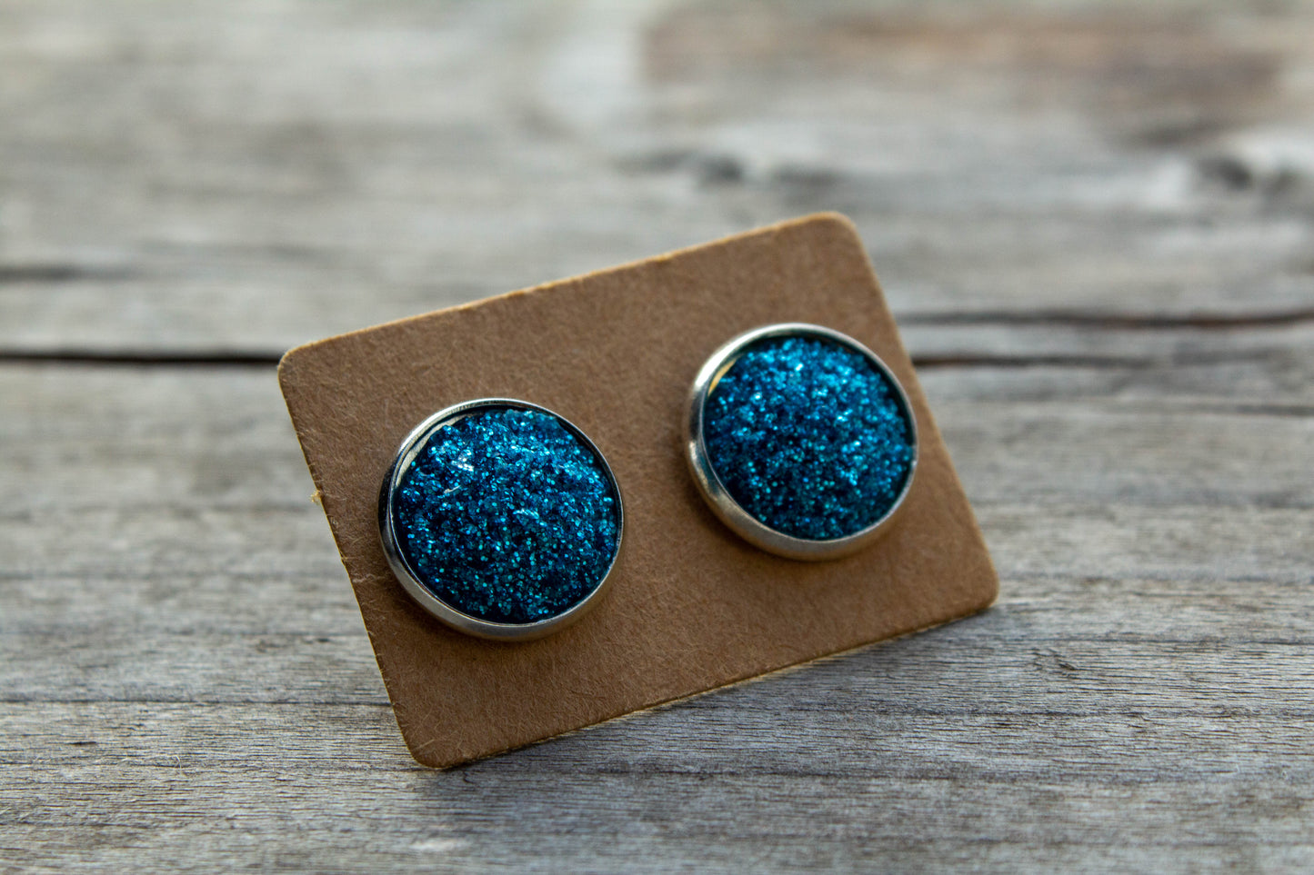 12 mm-es cabochon kaboson fülbevaló, rendelhető rosegold vagy ezüst színű alappal, vásárolj hazait, kézműves ékszer, kézzel készült, Mónika Lilla Kincsestára, műgyanta, kék, druzi