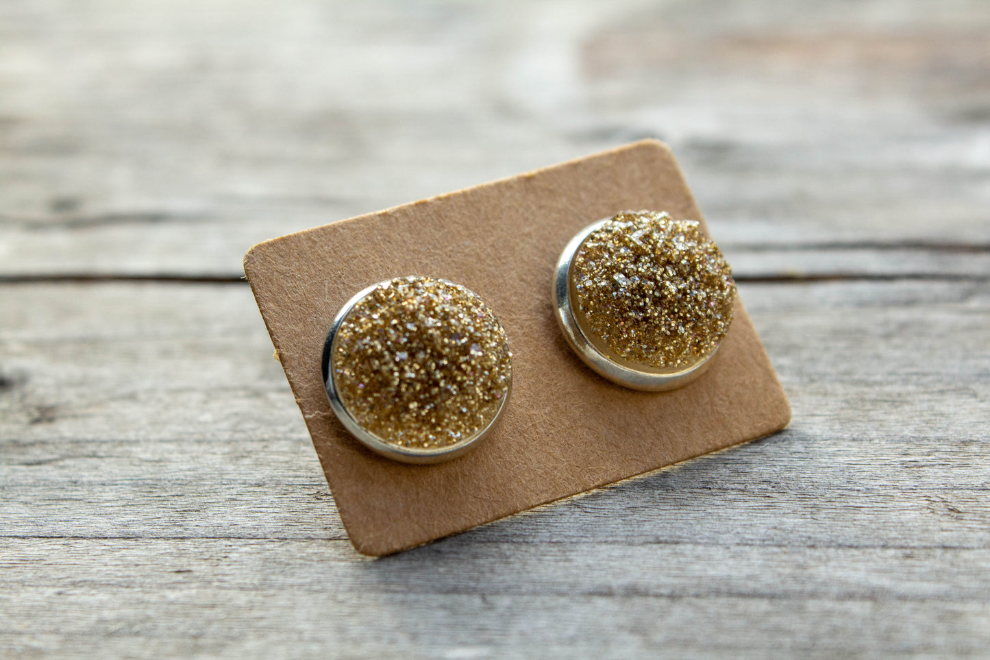 12 mm-es cabochon kaboson fülbevaló, rendelhető rosegold vagy ezüst színű alappal, vásárolj hazait, kézműves ékszer, kézzel készült, Mónika Lilla Kincsestára, műgyanta, mustársárga druzi fánk