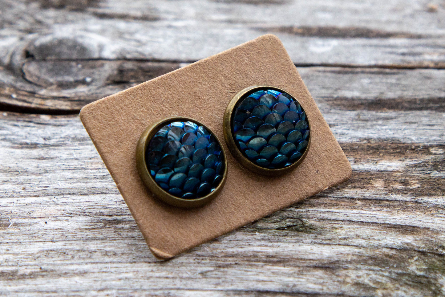 cabochon, kaboson, kabochon, caboson fülbevaló, kézműves, kézzel készült, 12mm, halpikkely, rosegold, ezüst színű, Mónika Lilla Kincsestára, rosegold, arany színű, fülbevaló, pötty, pötty fülbevaló
