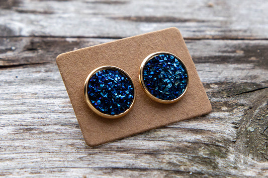 cabochon, kaboson, sötétkék, kézműves, kézzel készült, druzi, 12mm, vásárolj hazait, fülbevaló, Mónika Lilla Kincsestára, rosegold, arany, bronz, ezüst, műgyanta, pötty, pötty fülbevaló