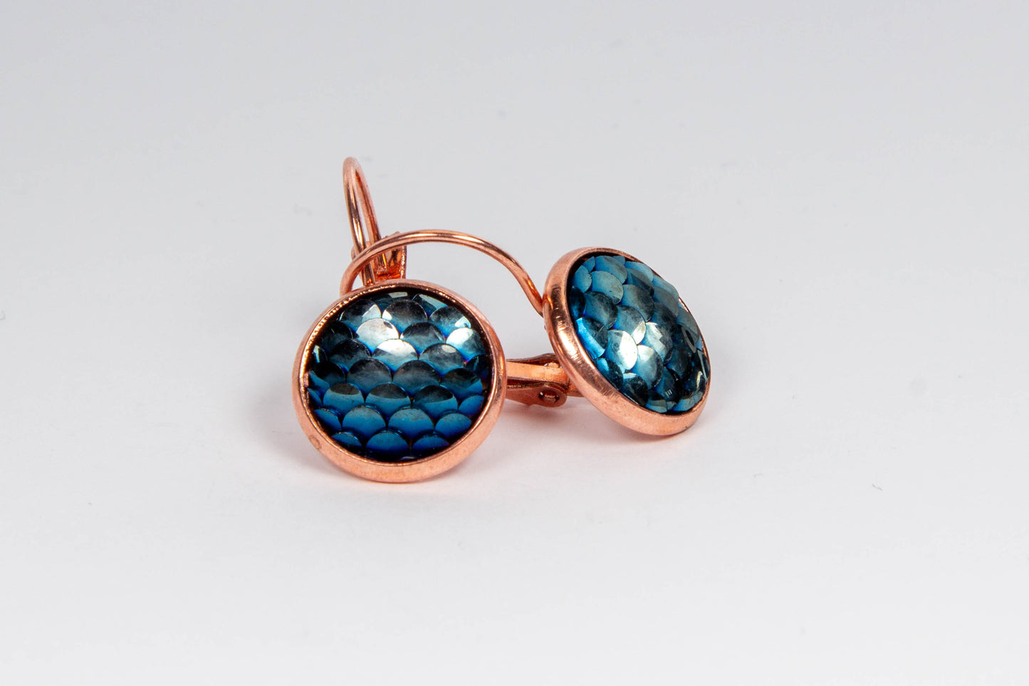 cabochon, kaboson, kabochon, caboson fülbevaló, kézműves, kézzel készült, 12mm, halpikkely, rosegold, ezüst színű, Mónika Lilla Kincsestára, pötty, pötty fülbevaló, francia kapcsos