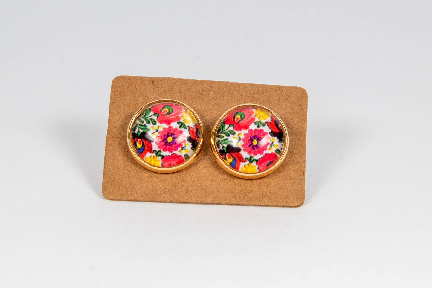 cabochon, kaboson fülbevaló, kézműves, kézzel készült, vásárolj hazait, Mónika Lilla Kincsestára, 12 mm, rendelhető rosegold vagy ezüst színű alappal, üveglencse, üveglencsés, matyó, kalocsa, magyar minta, virágminta