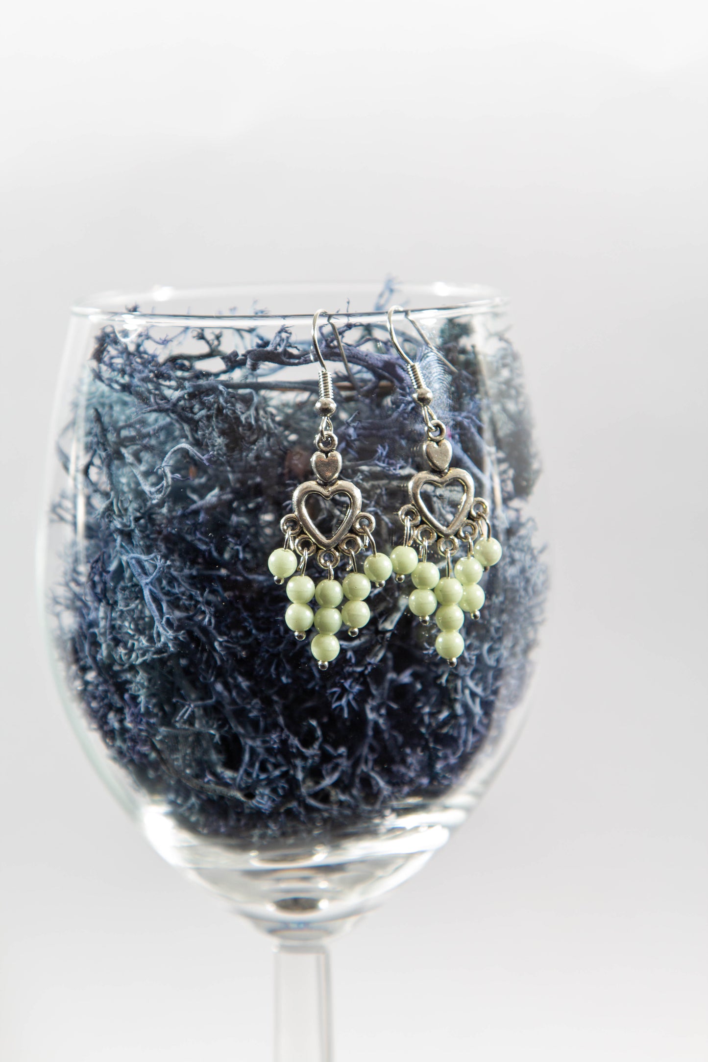 üveg, üveggyöngy, kézműves, kézzel készült, ásvány, ásvány fülbevaló, fülbevaló, fehér, kék, hosszú fülbevaló, egyedi ékszer, bizsu, zöld