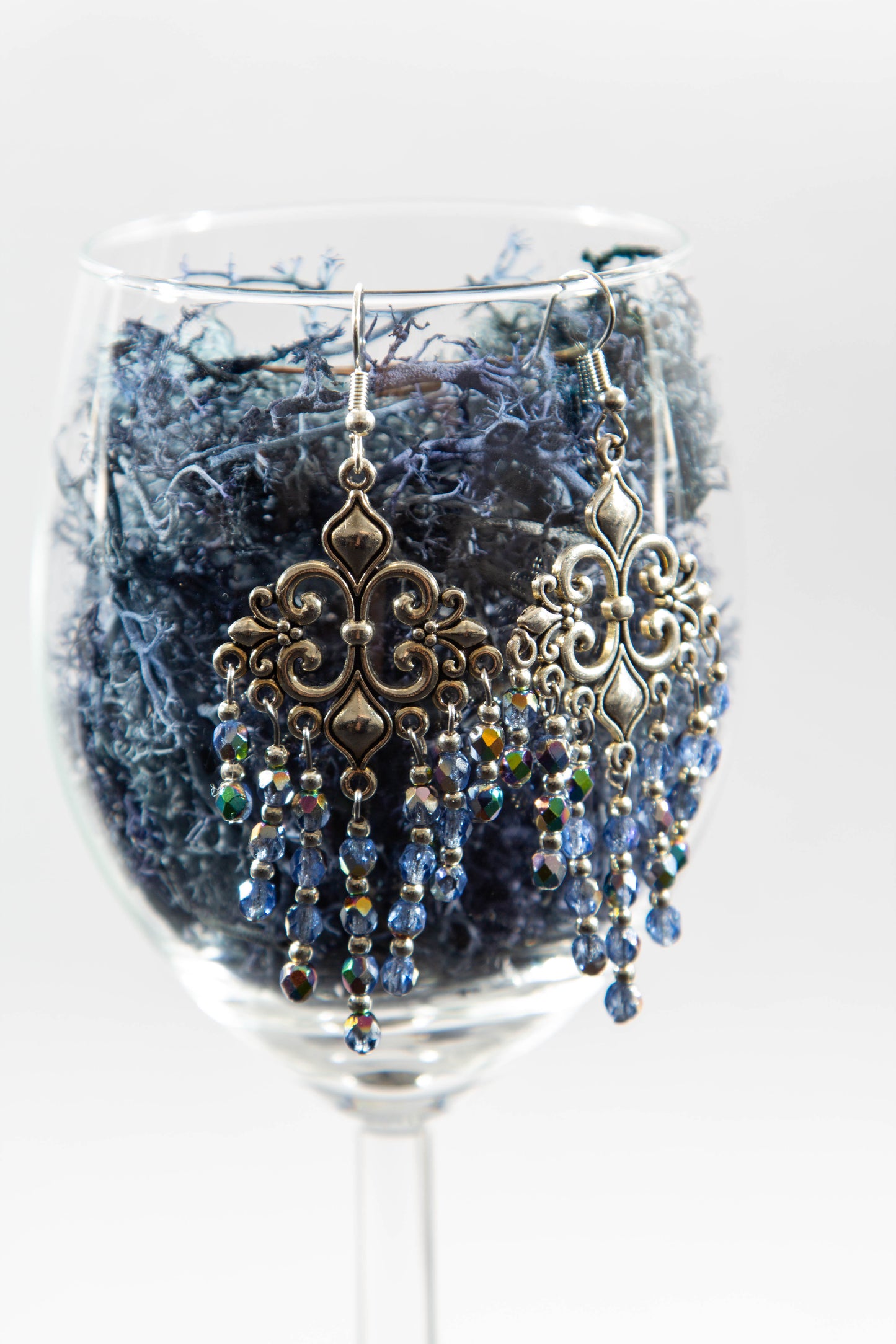 üveg, üveggyöngy, kézműves, kézzel készült, ásvány, ásvány fülbevaló, fülbevaló, fehér, kék, hosszú fülbevaló, egyedi ékszer, bizsu