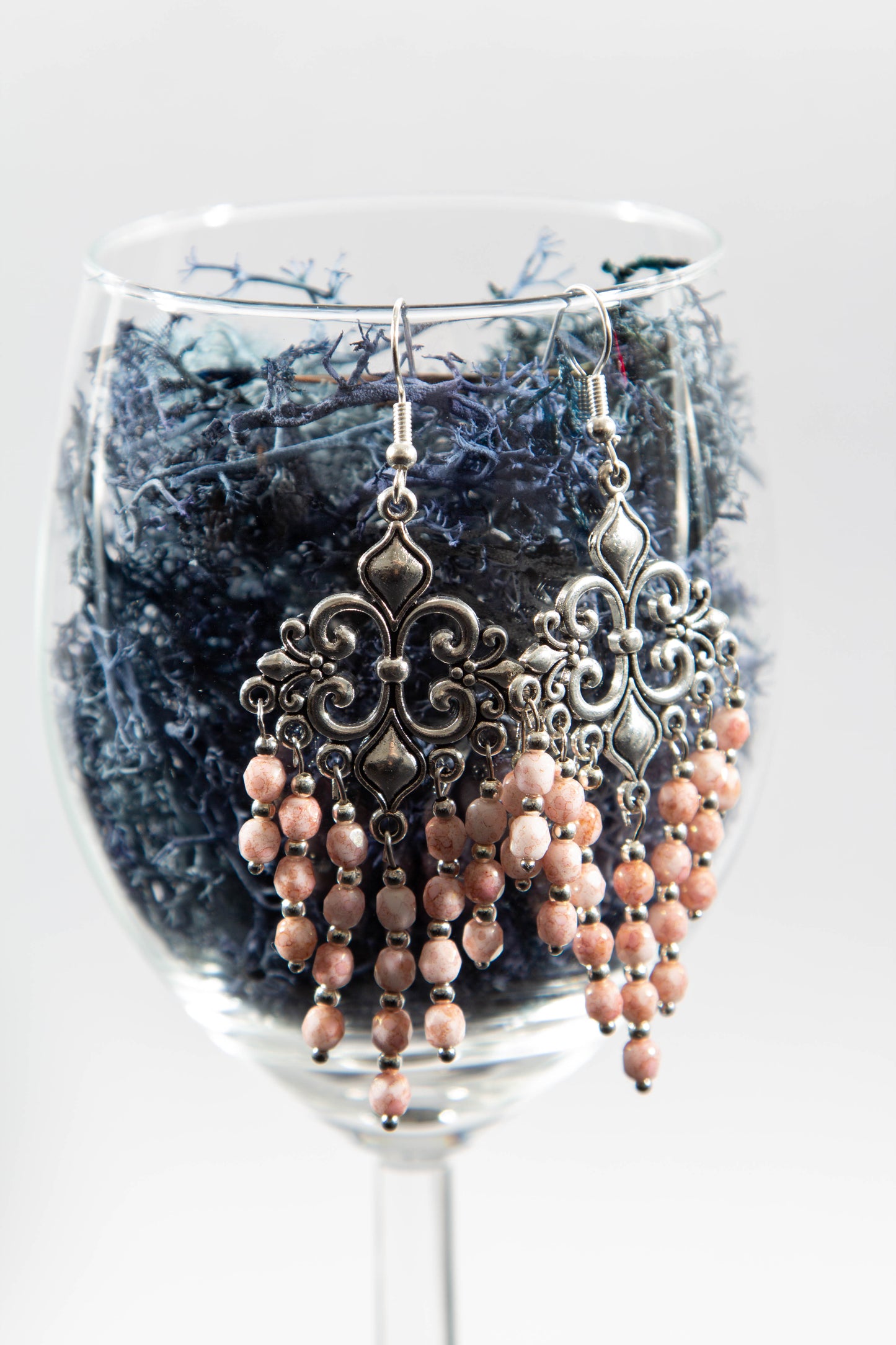 üveg, üveggyöngy, kézműves, kézzel készült, ásvány, ásvány fülbevaló, fülbevaló, fehér, kék, hosszú fülbevaló, egyedi ékszer, bizsu, rózsaszín