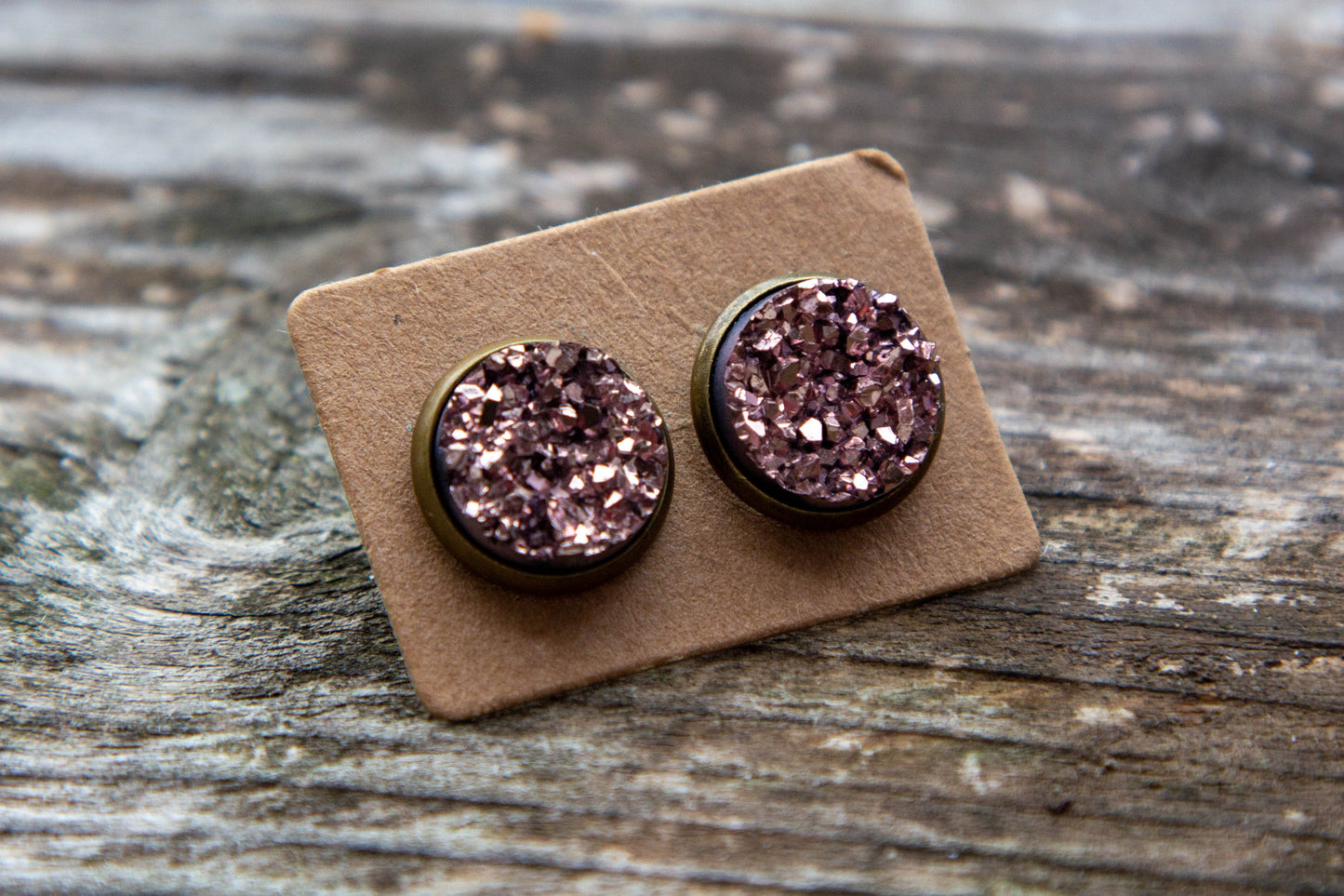 12 mm-es cabochon kaboson fülbevaló, rendelhető rosegold vagy ezüst színű alappal, vásárolj hazait, kézműves ékszer, kézzel készült, Mónika Lilla Kincsestára, műgyanta, ezüst szürke druzi fánk