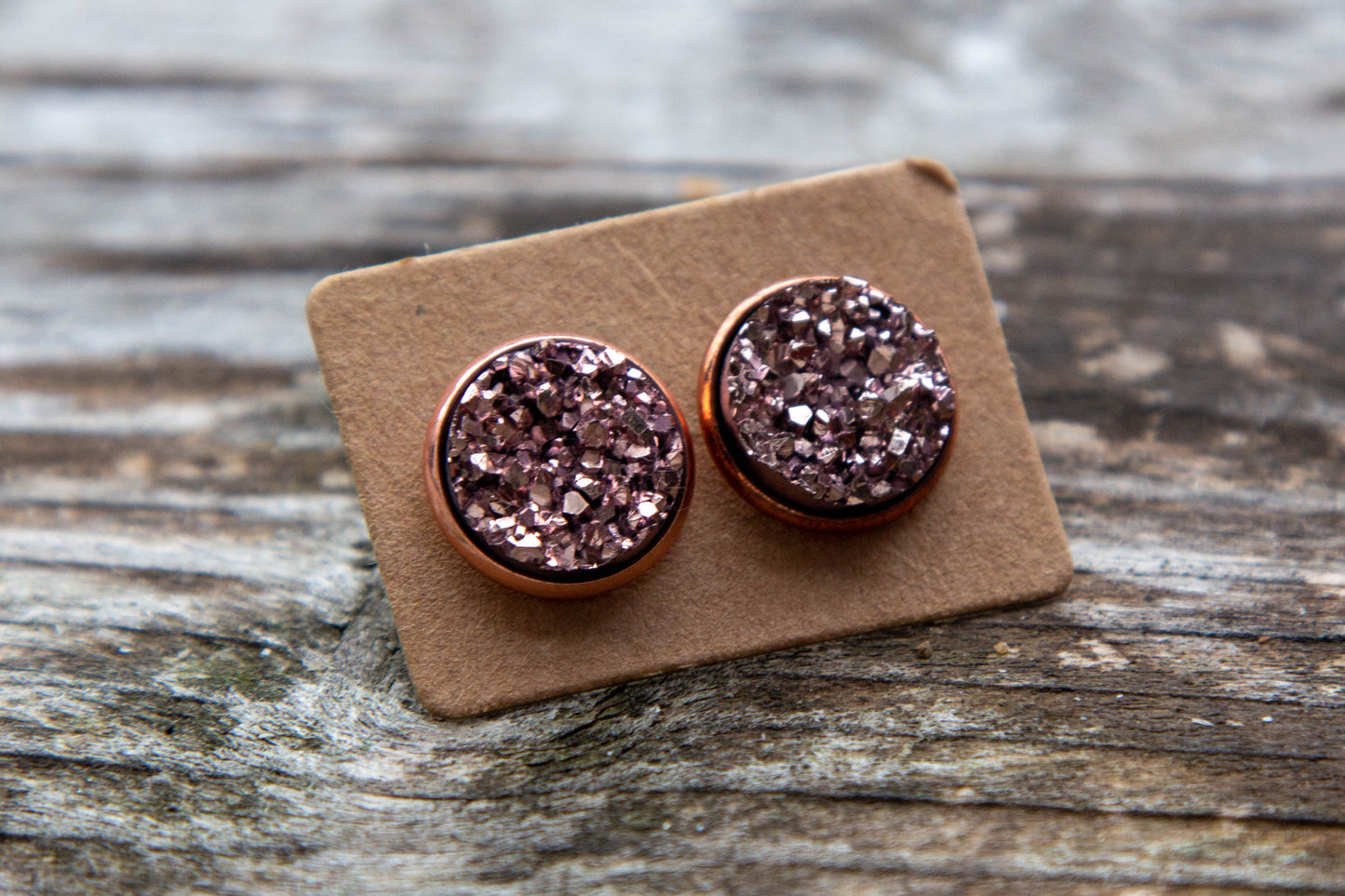 12 mm-es cabochon kaboson fülbevaló, rendelhető rosegold vagy ezüst színű alappal, vásárolj hazait, kézműves ékszer, kézzel készült, Mónika Lilla Kincsestára, műgyanta, ezüst szürke druzi fánk