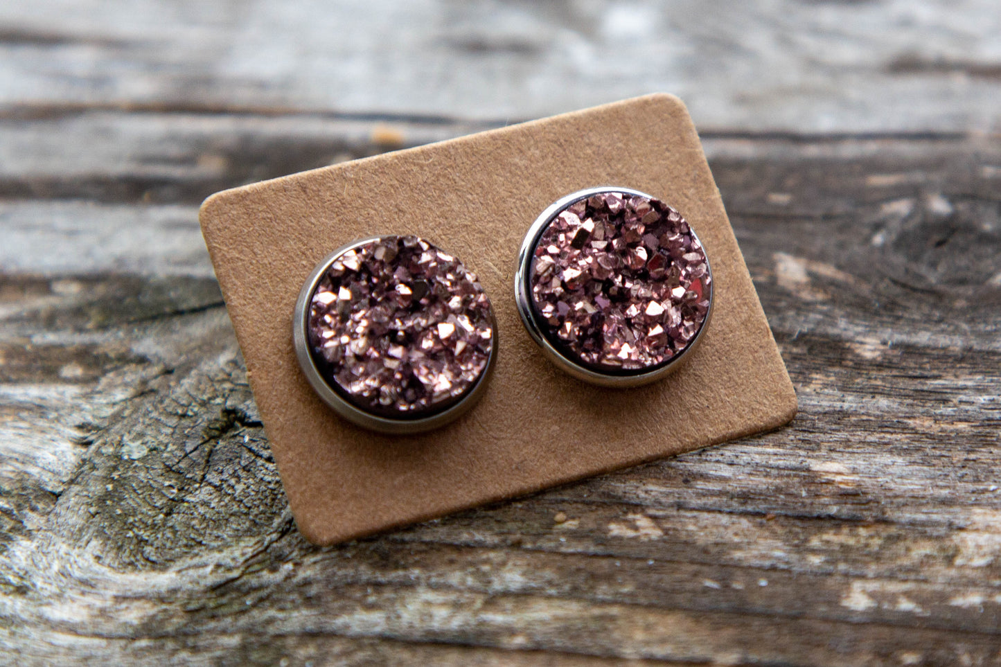 12 mm-es cabochon kaboson fülbevaló, rendelhető rosegold vagy ezüst színű alappal, vásárolj hazait, kézműves ékszer, kézzel készült, Mónika Lilla Kincsestára, műgyanta, ezüst szürke druzi fánk