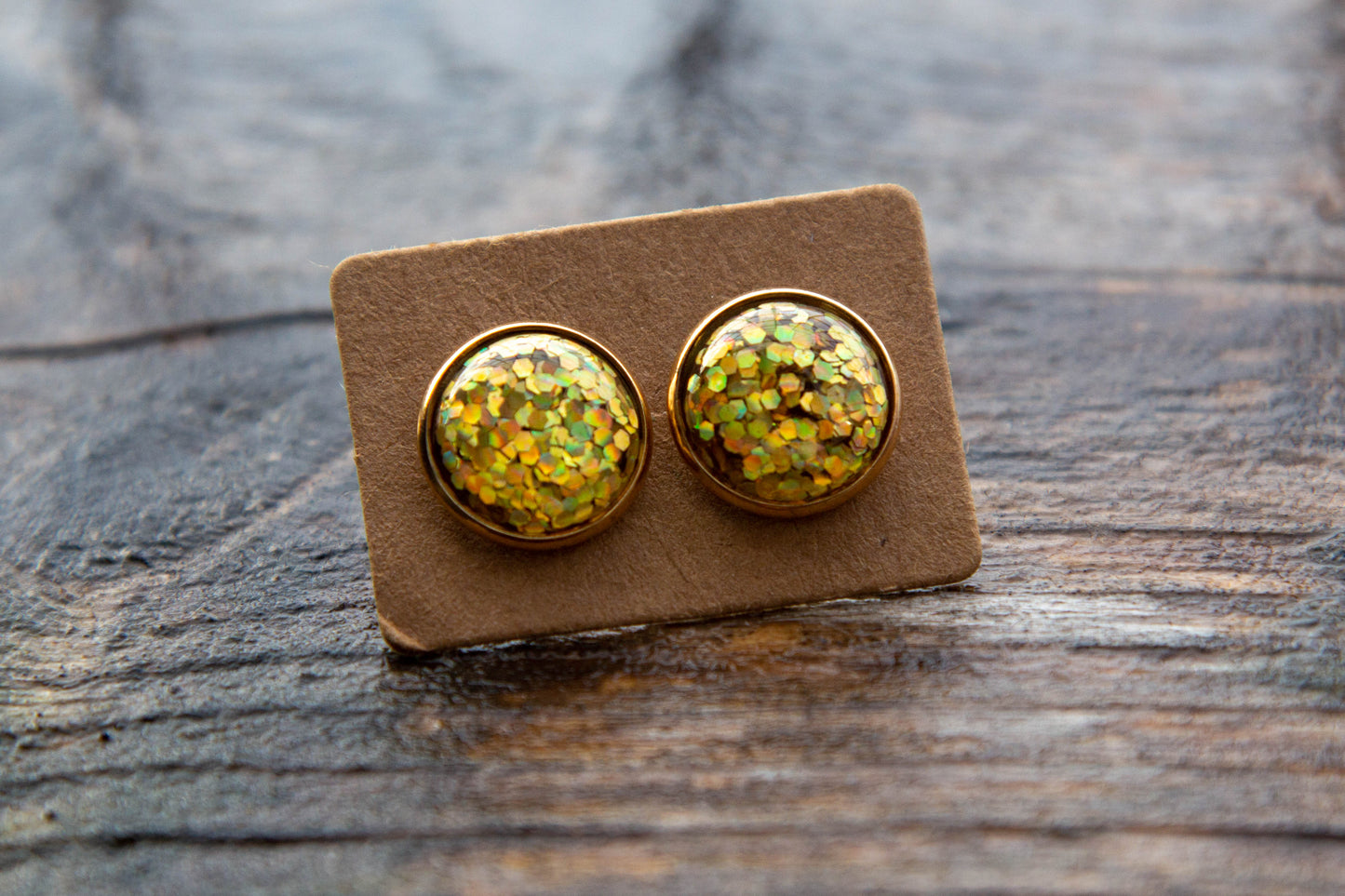 cabochon, kaboson fülbevaló, kézműves, kézzel készült, vásárolj hazait, Mónika Lilla Kincsestára, 12 mm, rendelhető rosegold vagy ezüst színű alappal, csillogós rózsaszín, druzi, pötty, pötty fülbevaló,