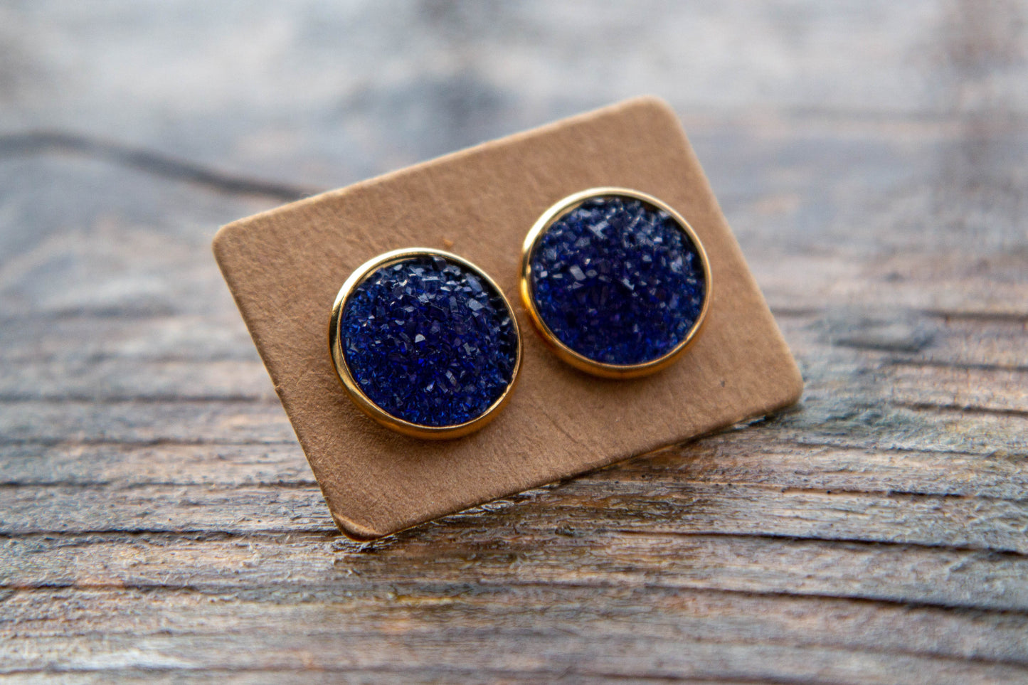 cabochon, kaboson fülbevaló, kézműves, kézzel készült, vásárolj hazait, Mónika Lilla Kincsestára, 12 mm, rendelhető rosegold vagy ezüst színű alappal, csillogós rózsaszín, druzi, pötty, pötty fülbevaló,