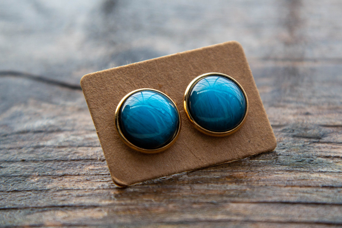 cabochon, kaboson fülbevaló, kézműves, kézzel készült, vásárolj hazait, Mónika Lilla Kincsestára, 12 mm, rendelhető rosegold vagy ezüst színű alappal, csillogós rózsaszín, druzi, pötty, pötty fülbevaló,