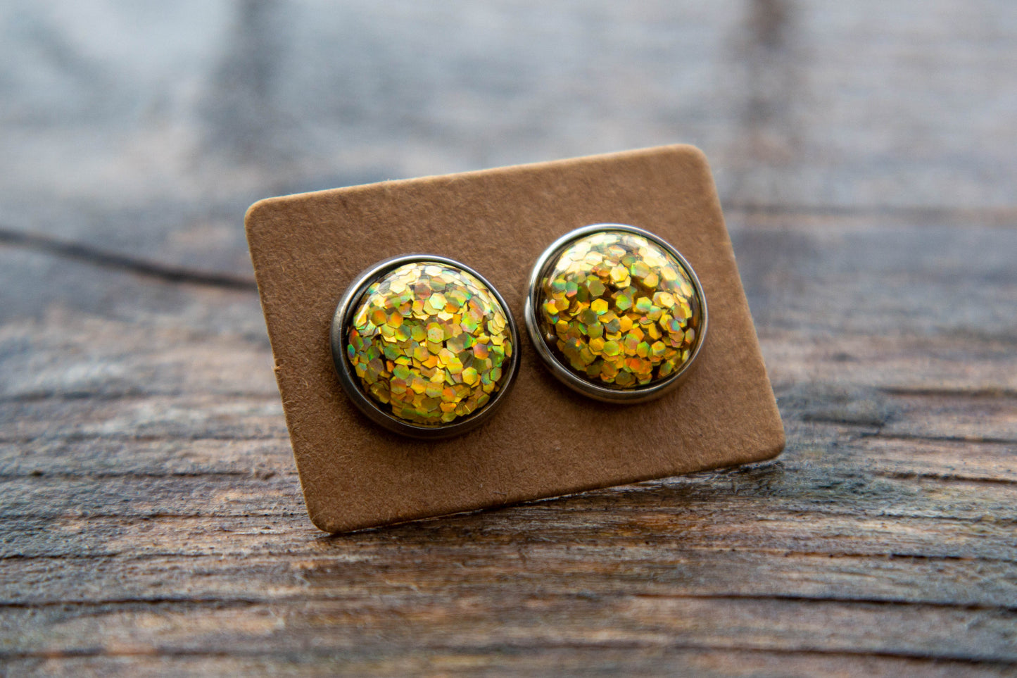 cabochon, kaboson fülbevaló, kézműves, kézzel készült, vásárolj hazait, Mónika Lilla Kincsestára, 12 mm, rendelhető rosegold vagy ezüst színű alappal, csillogós rózsaszín, druzi, pötty, pötty fülbevaló,