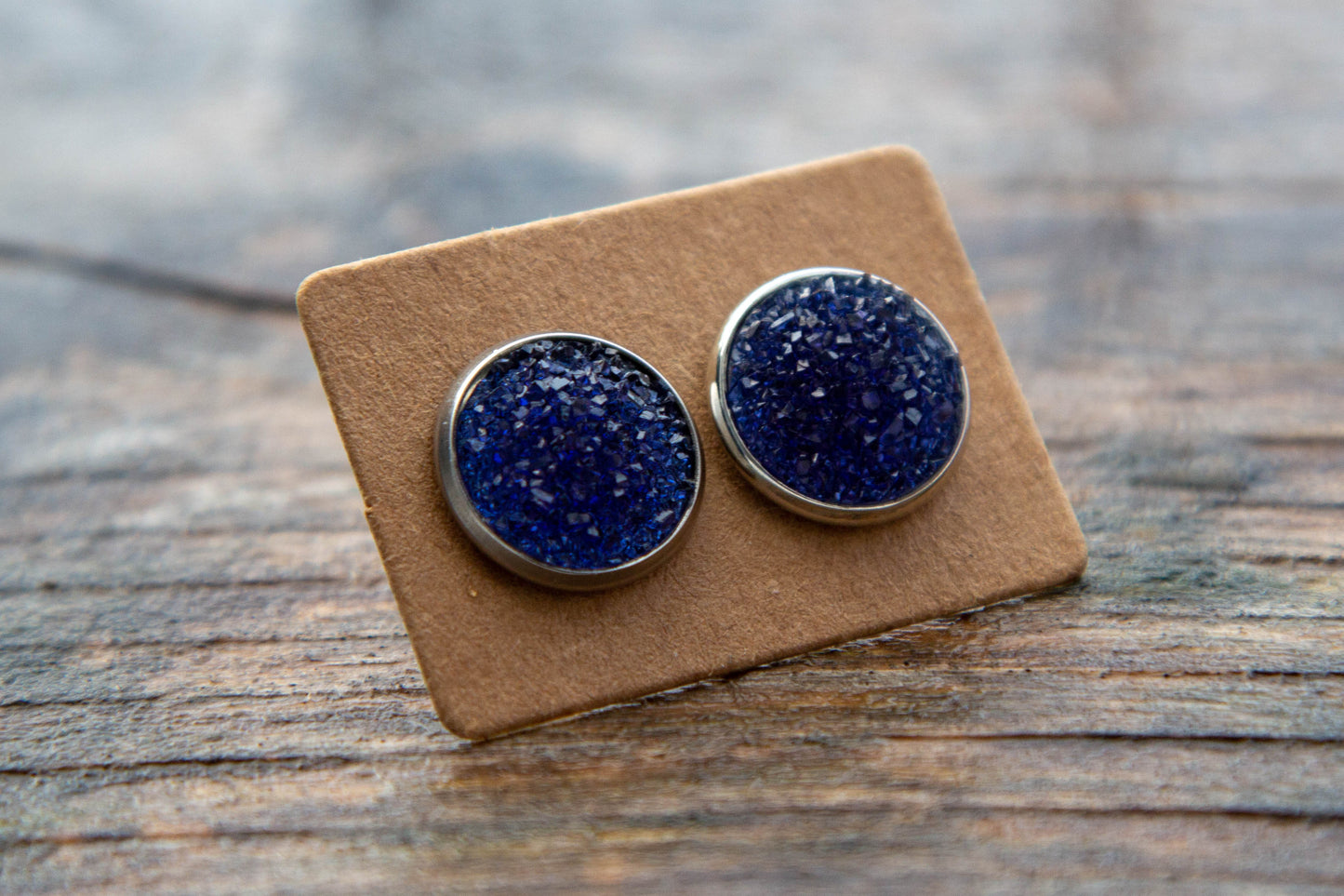 cabochon, kaboson fülbevaló, kézműves, kézzel készült, vásárolj hazait, Mónika Lilla Kincsestára, 12 mm, rendelhető rosegold vagy ezüst színű alappal, csillogós rózsaszín, druzi, pötty, pötty fülbevaló,