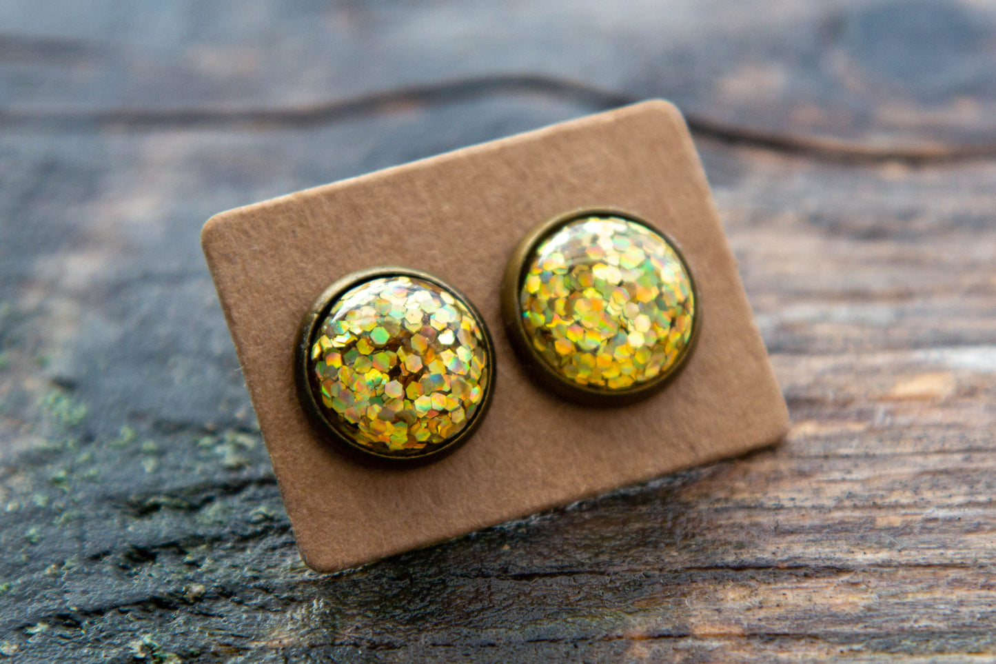 cabochon, kaboson fülbevaló, kézműves, kézzel készült, vásárolj hazait, Mónika Lilla Kincsestára, 12 mm, rendelhető rosegold vagy ezüst színű alappal, csillogós rózsaszín, druzi, pötty, pötty fülbevaló,