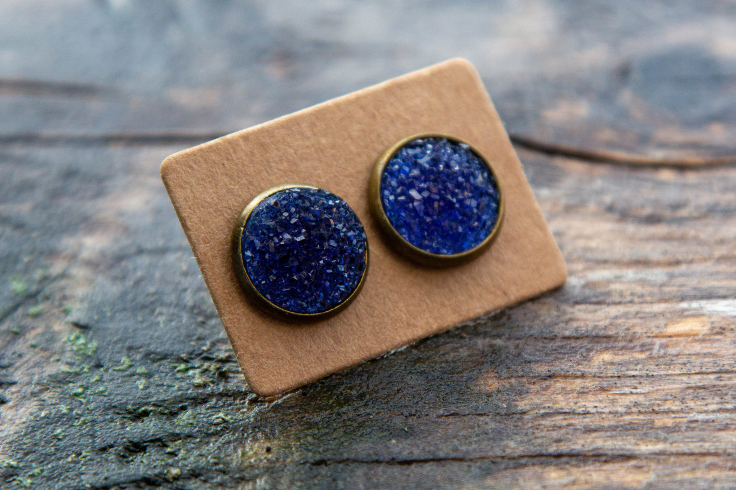cabochon, kaboson fülbevaló, kézműves, kézzel készült, vásárolj hazait, Mónika Lilla Kincsestára, 12 mm, rendelhető rosegold vagy ezüst színű alappal, csillogós rózsaszín, druzi, pötty, pötty fülbevaló,