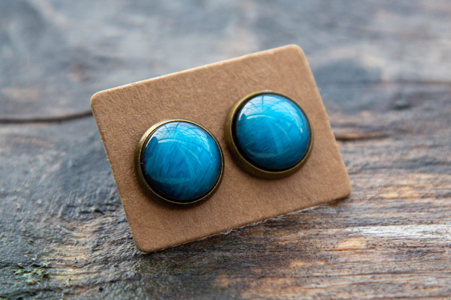 cabochon, kaboson fülbevaló, kézműves, kézzel készült, vásárolj hazait, Mónika Lilla Kincsestára, 12 mm, rendelhető rosegold vagy ezüst színű alappal, csillogós rózsaszín, druzi, pötty, pötty fülbevaló,