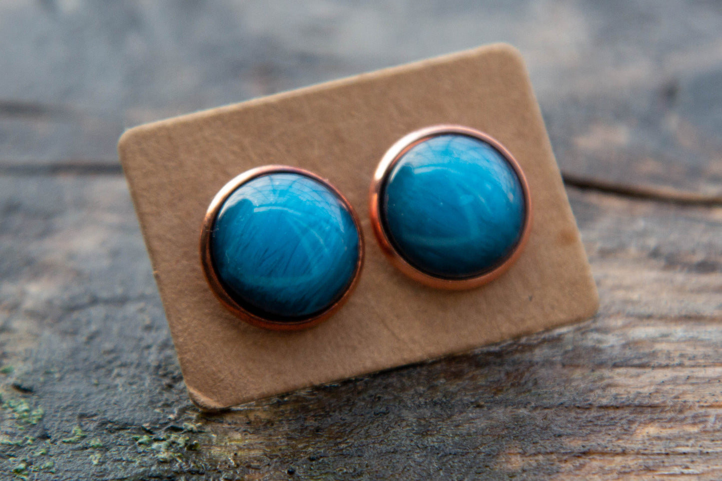 cabochon, kaboson fülbevaló, kézműves, kézzel készült, vásárolj hazait, Mónika Lilla Kincsestára, 12 mm, rendelhető rosegold vagy ezüst színű alappal, csillogós rózsaszín, druzi, pötty, pötty fülbevaló,