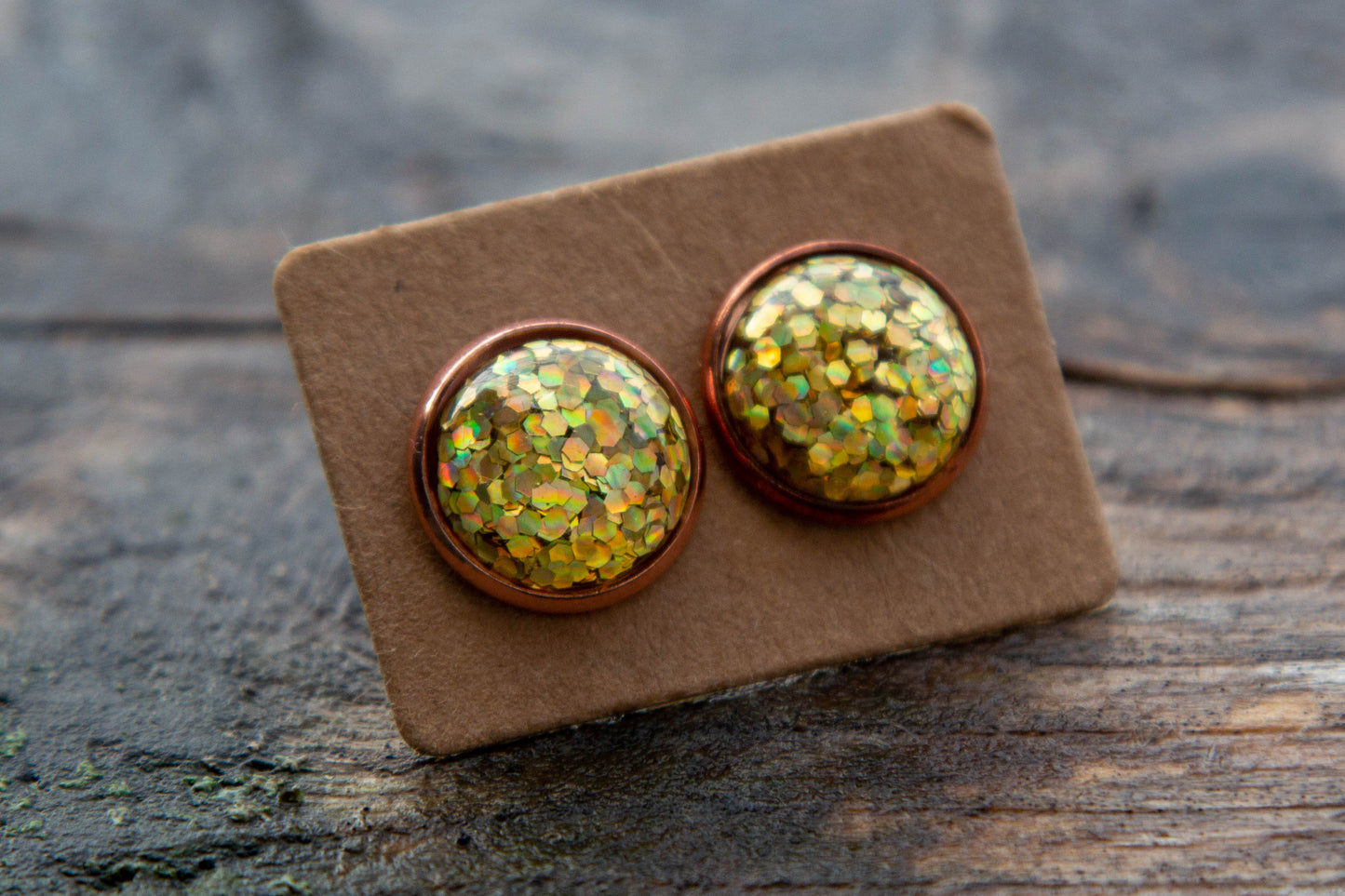 cabochon, kaboson fülbevaló, kézműves, kézzel készült, vásárolj hazait, Mónika Lilla Kincsestára, 12 mm, rendelhető rosegold vagy ezüst színű alappal, csillogós rózsaszín, druzi, pötty, pötty fülbevaló,