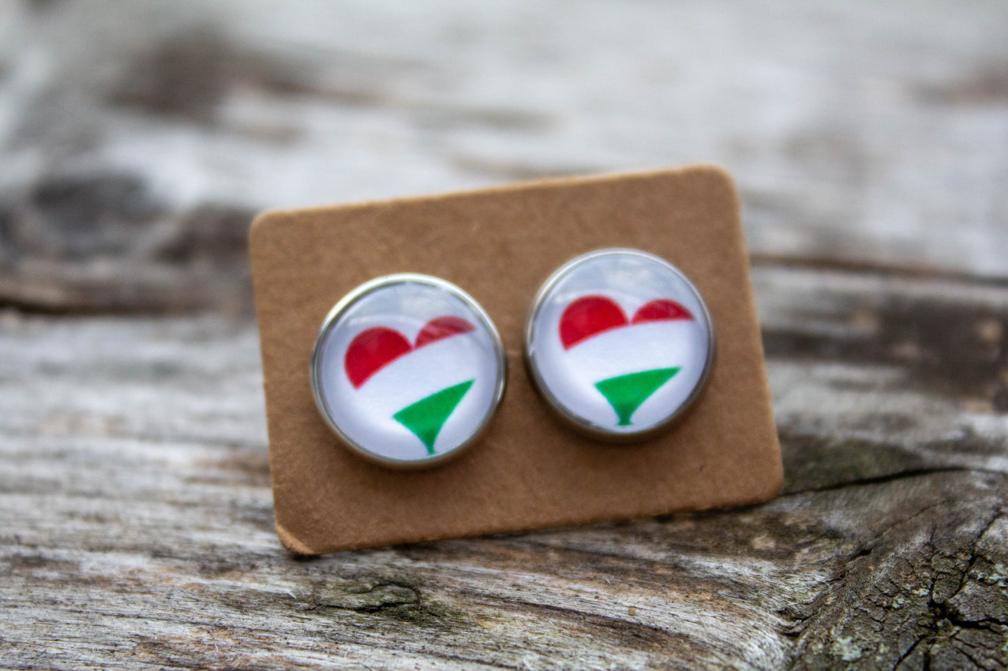 magyar minta, piros, fehér, zöld, szív, szivecske, üveglencsés fülbevaló, fülbevaló, ünnepi viselet, kézműves, kézzel készült,