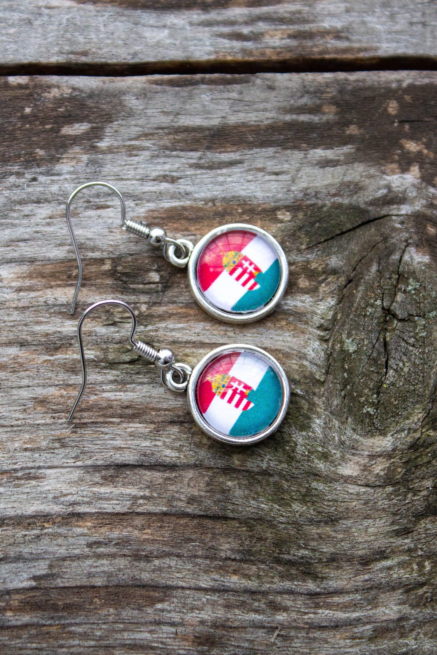 magyar minta, piros, fehér, zöld, szív, szivecske, üveglencsés fülbevaló, fülbevaló, ünnepi viselet, kézműves, kézzel készült, címer