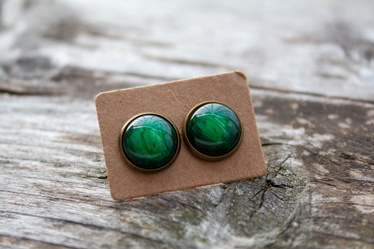fekete-zöld, 12 mm-es cabochon kaboson fülbevaló, rendelhető rosegold vagy ezüst színű alappal, vásárolj hazait, kézműves ékszer, kézzel készült, Mónika Lilla Kincsestára
