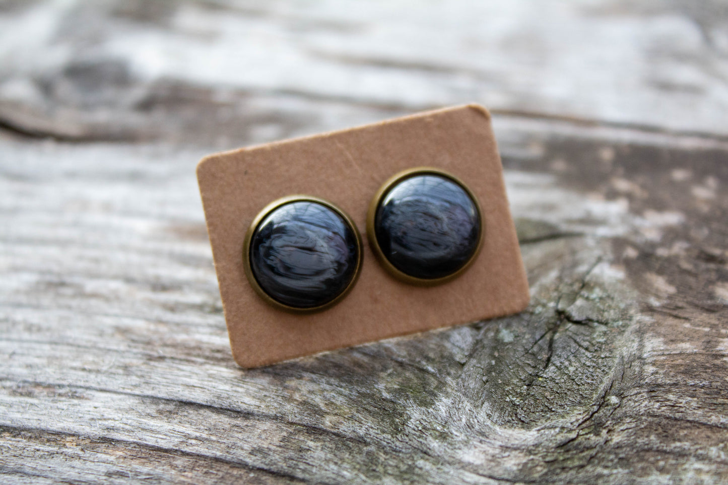 12 mm-es fekete-szürke cabochon kaboson fülbevaló, ezüst színű alapon, kézműves termék, kézzel készült, vásárolj hazait, Mónika Lilla Kincsestára