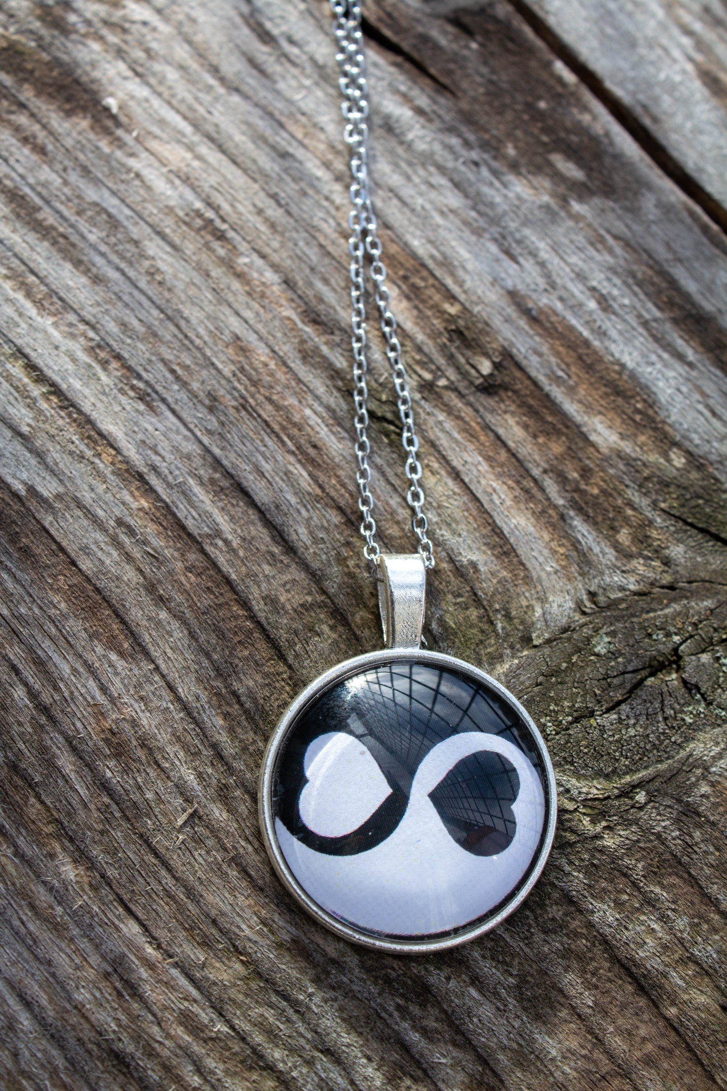 üveglencse, üveglencsés, karkötő, kézműves, kézzel készült, yinyang, fekte, fehér, szív