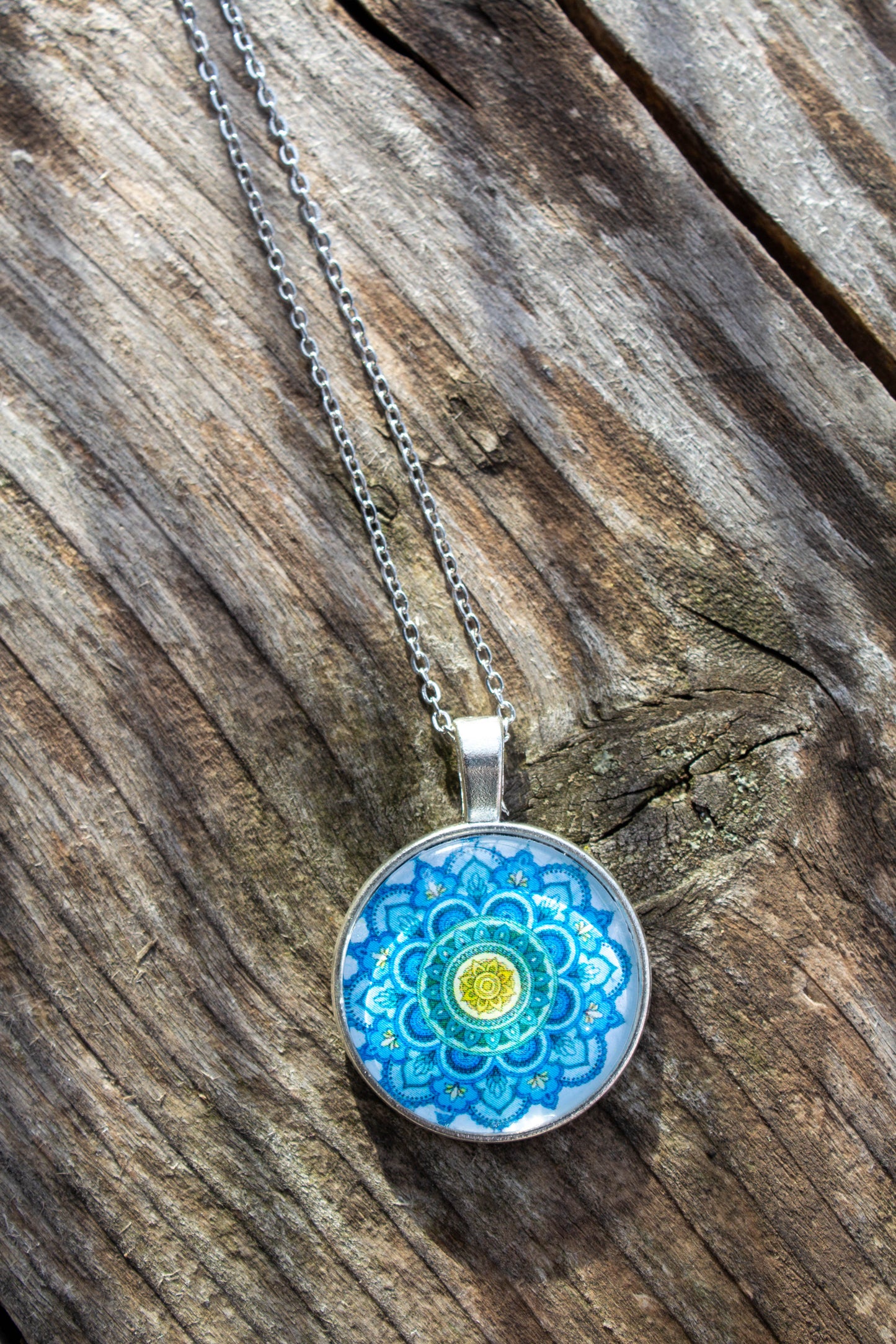 üveglencse, üveglencsés, karkötő, kézműves, kézzel készült, mandala, mandalás, mandala mintás, kék, sárga