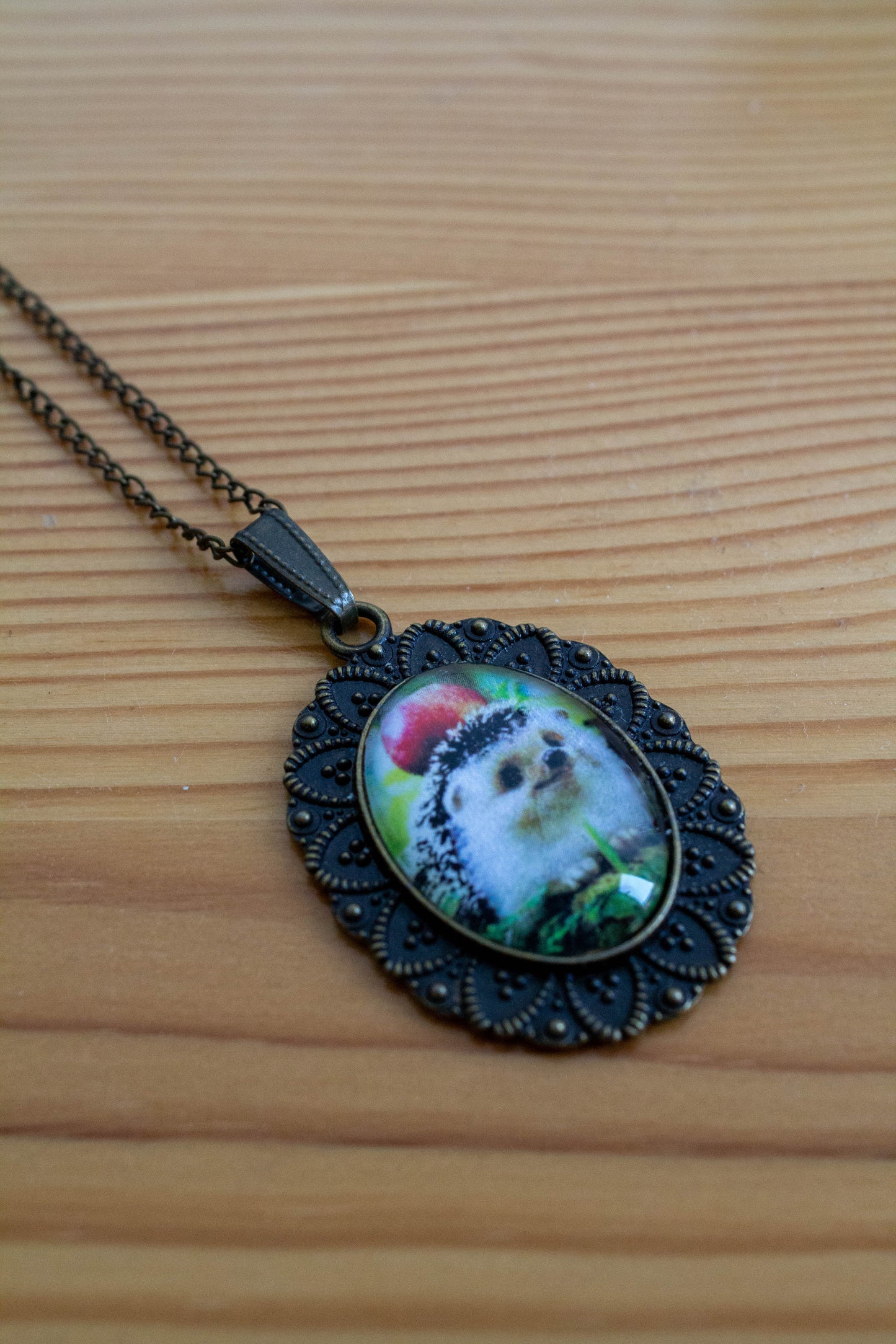 Sünis üveglencsés nyakánc, süni almával, bronz színű, nyaklánc, kézműves ékszer, kézműves nyaklánc, süni.