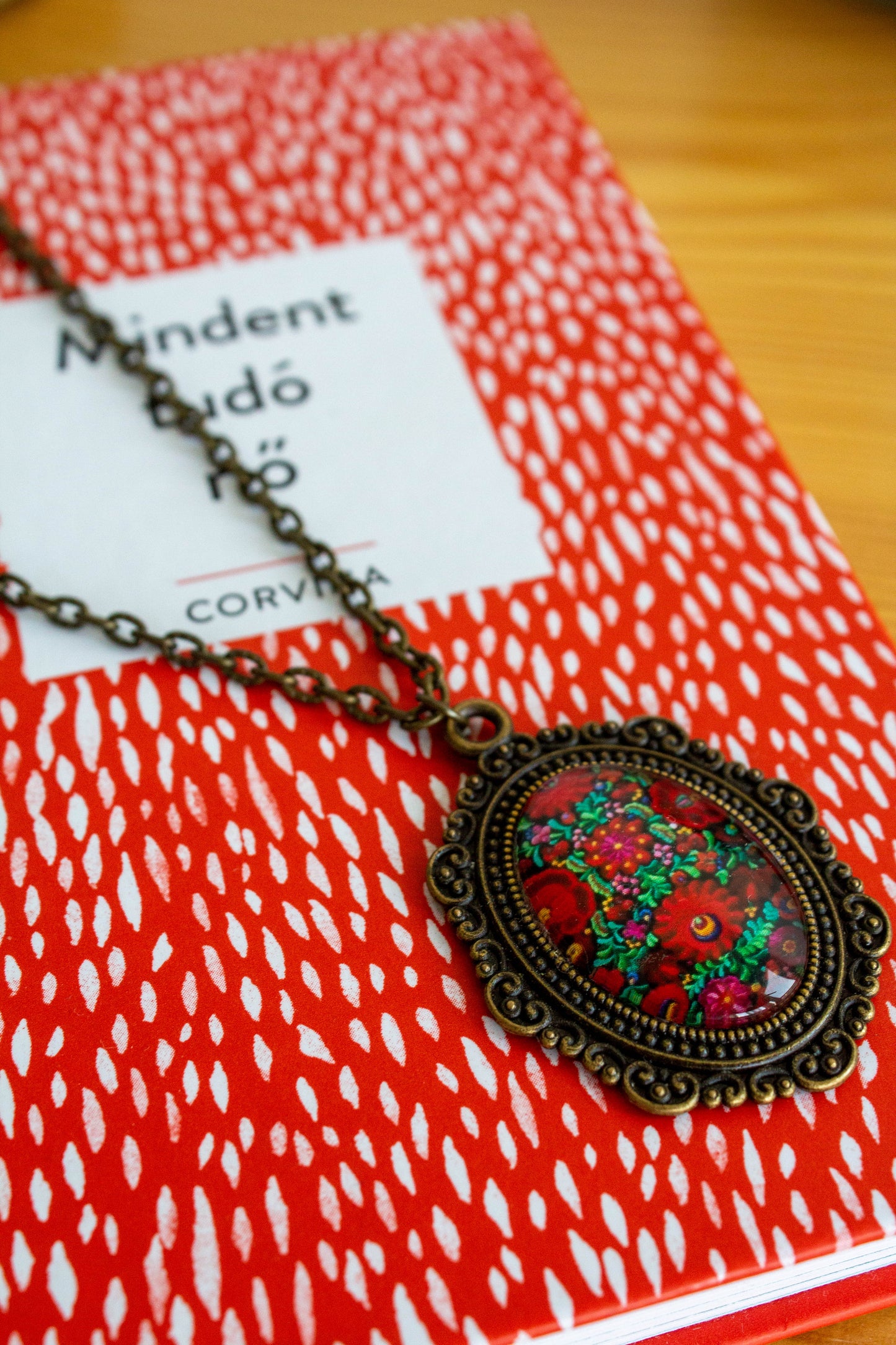 kalocsa, üveglencsés bronz színű nyaklán, kalocsa mintával, kézműves, kézzel készült, lencse, üveg, Mónika Lilla Kincestára, vásárolj hazait