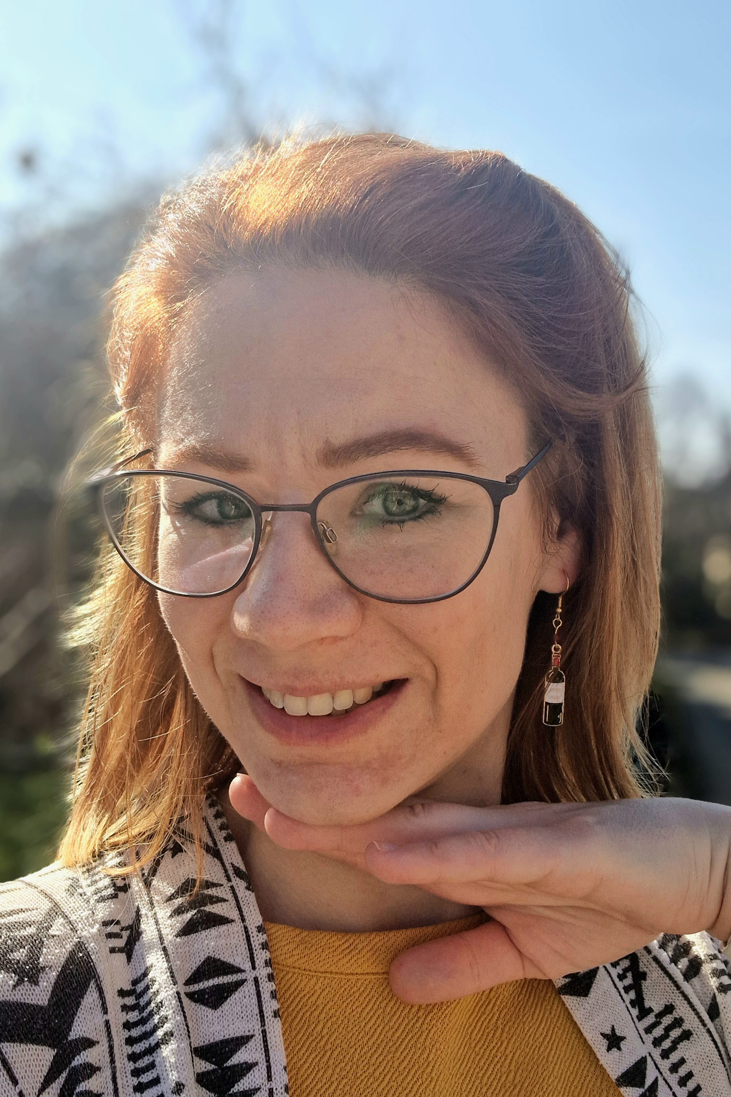 borosüveg és borospohár fülbevaló