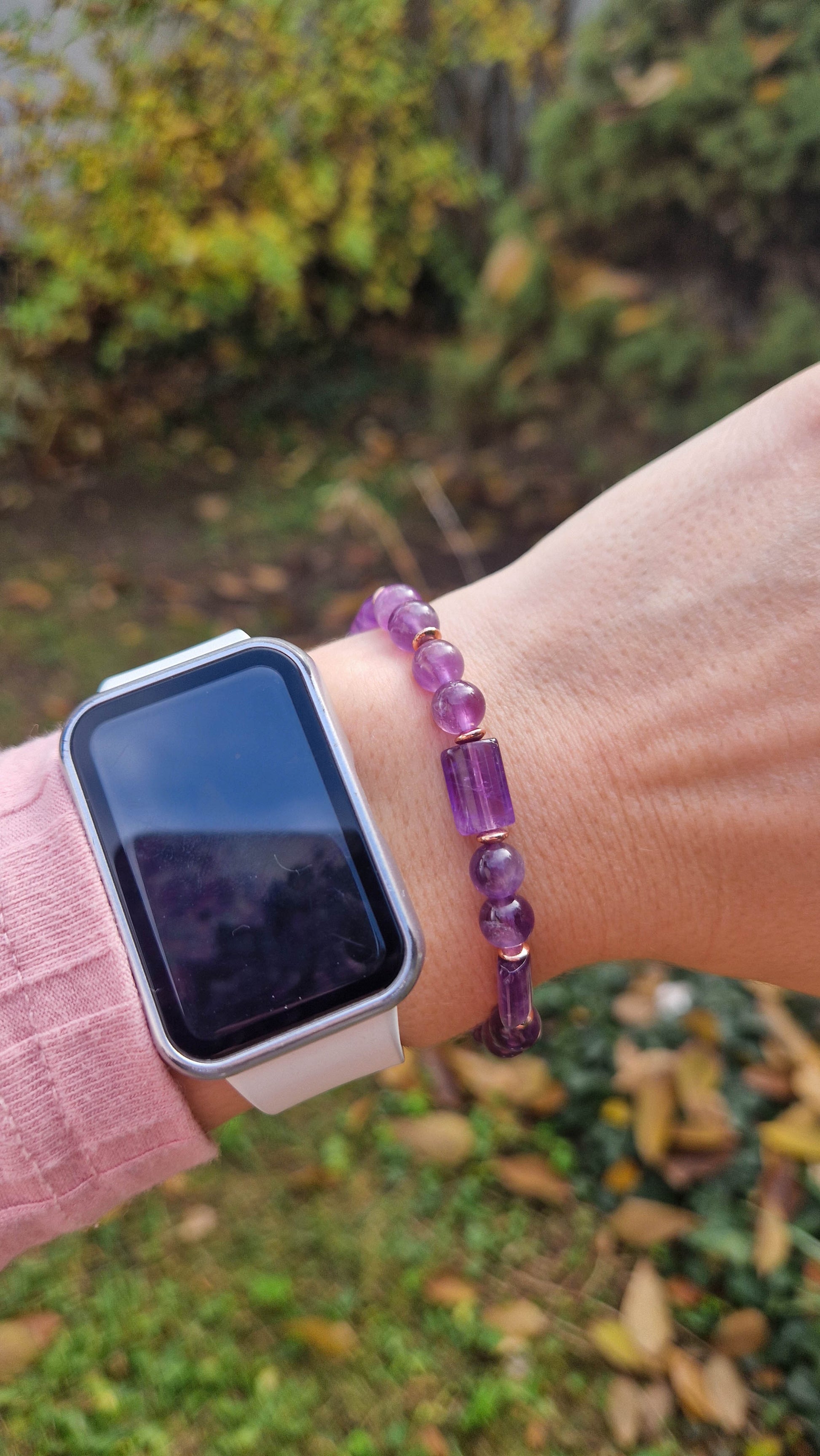 kézzel készült ametiszt karkötő ametiszt gyöngy és hasábok felhasználásával, rosegold hematit korongokkal, fa felületen fotózva, a Lila Harmónia kollekcióbóll