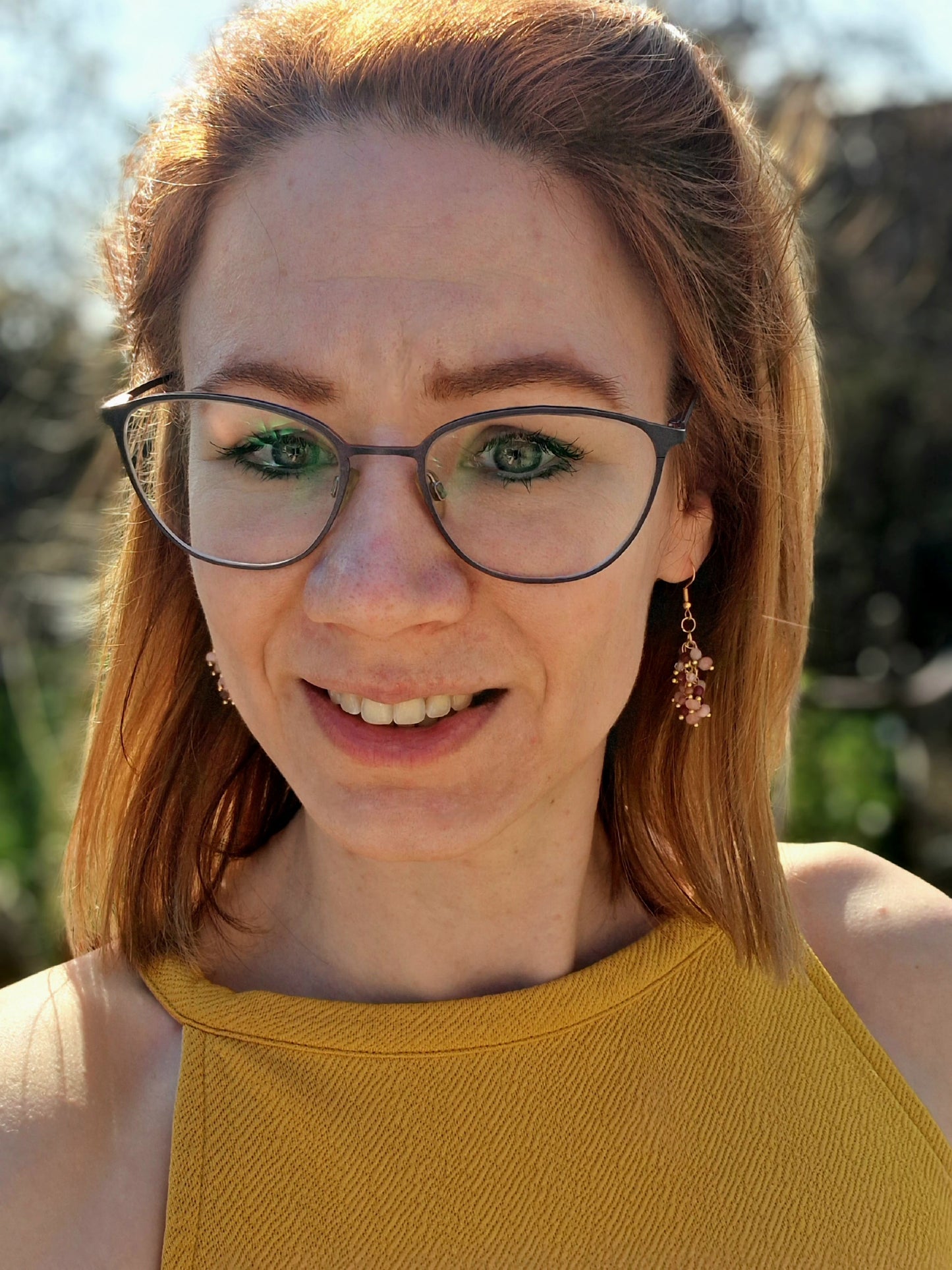 rózsaszél fantázia névre hallgató rózsaszín és mályva ásvány nyaklánc, karkötő és fülbevaló arany színű lánccal