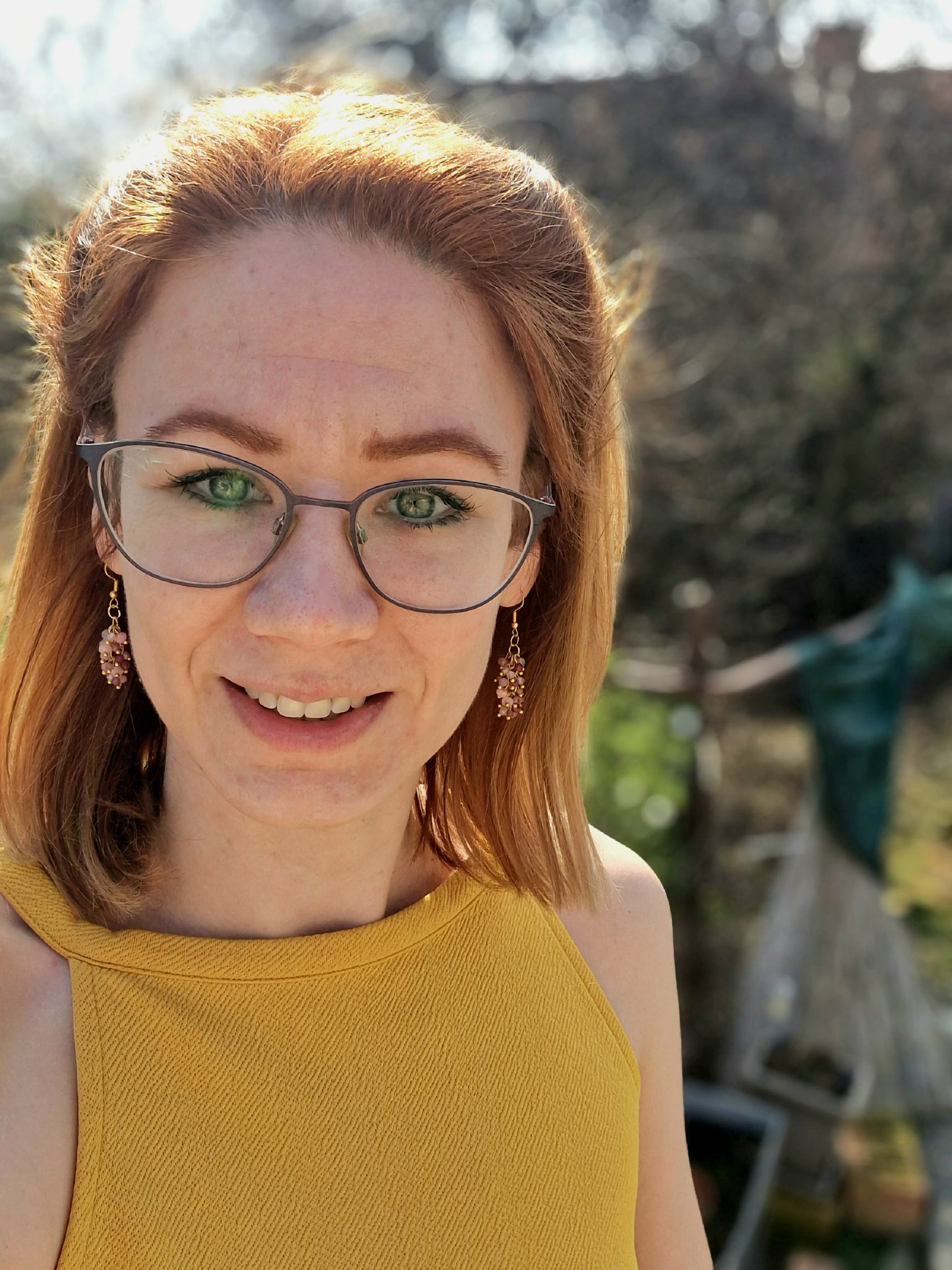 rózsaszél fantázia névre hallgató rózsaszín és mályva ásvány nyaklánc, karkötő és fülbevaló arany színű lánccal