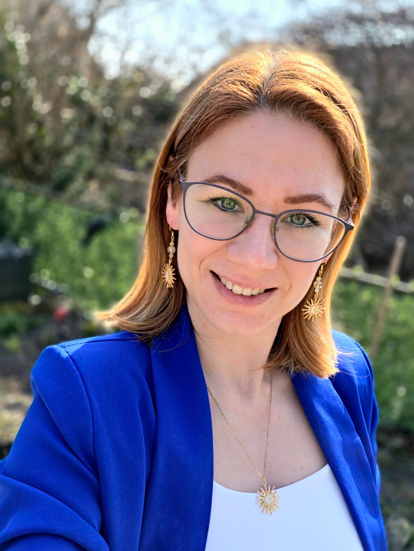 Helia citrin és karneol ásvány ékszerszett napocskás medállal és fülbevalóval. Kézzel készült, napenergiát és vitalitást szimbolizáló ékszer.