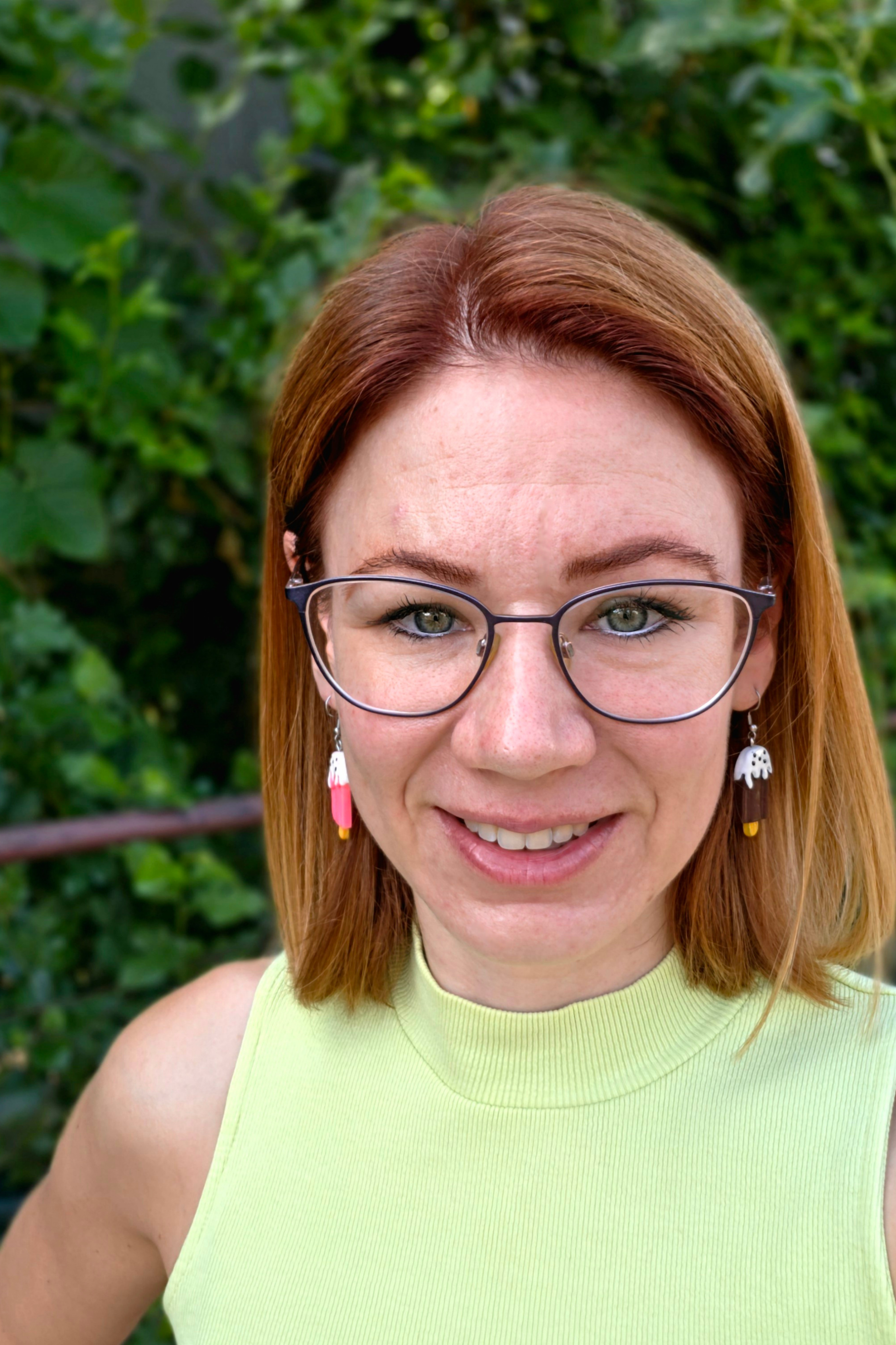 jégkrémfülbevaló csoki és eper színekben, nemesacél szereléken