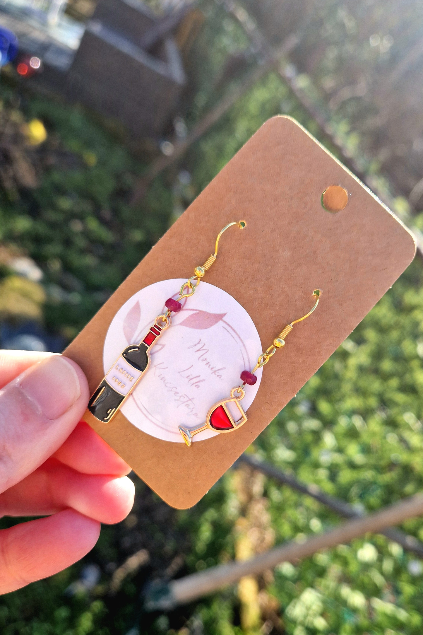 Borospohár és üveg fülbevaló