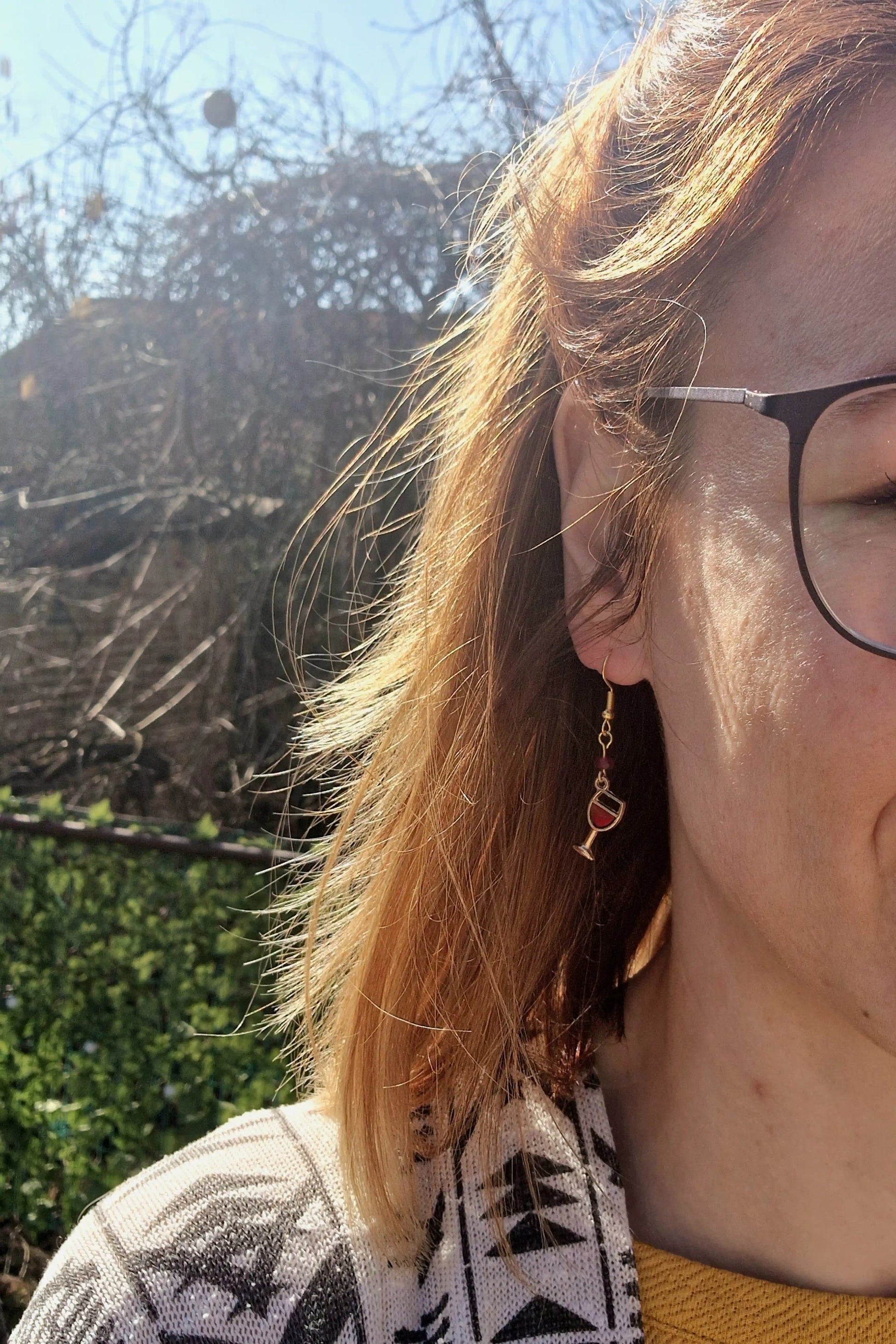 borosüveg és borospohár fülbevaló