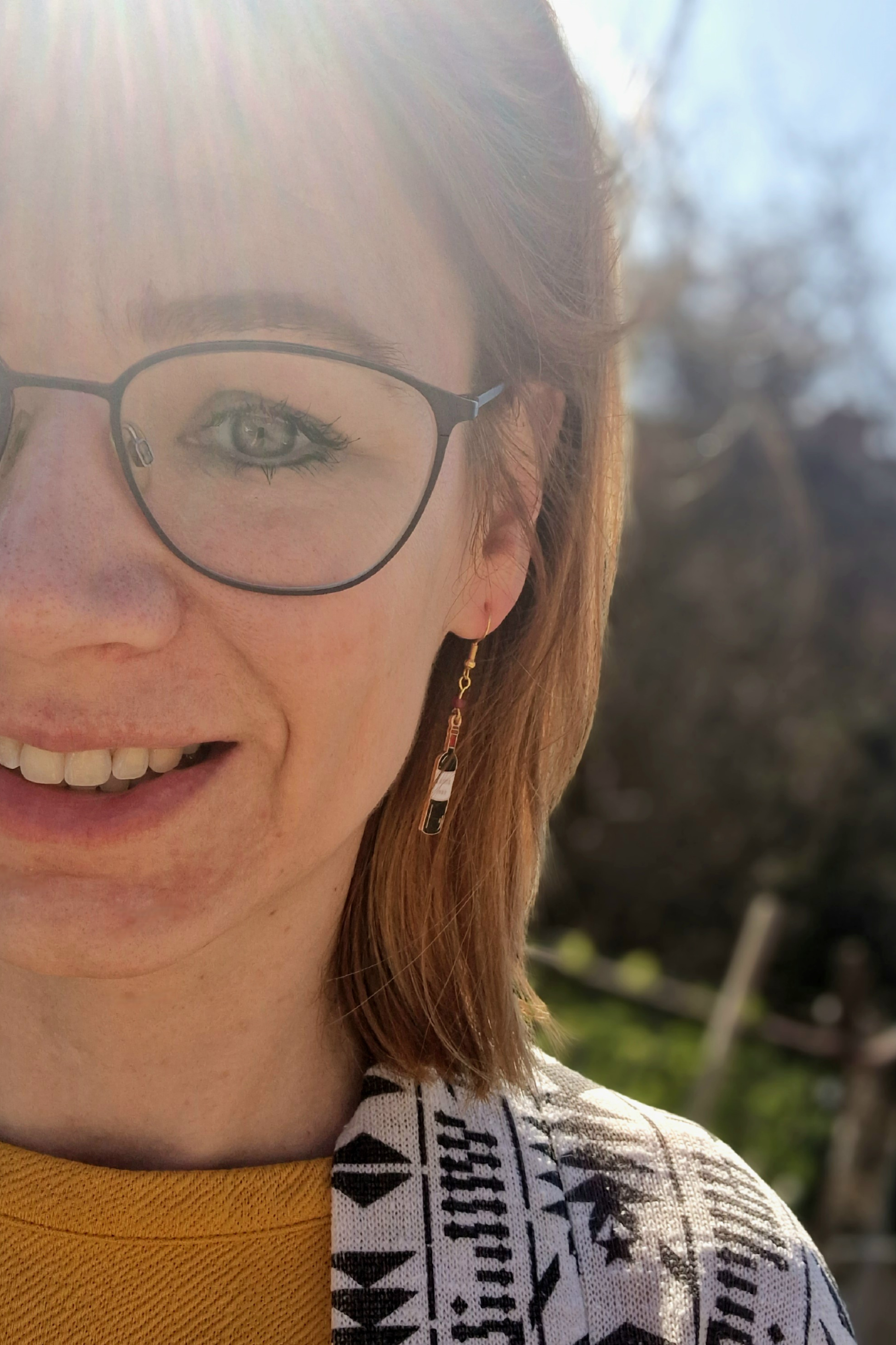 borosüveg és borospohár fülbevaló