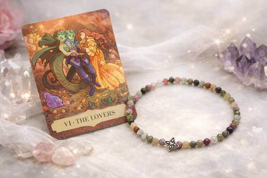 4 mm-es turmalinból készült ásványkarkötő, középen egy virág charmmal, februári spirituális ásványkarkötő